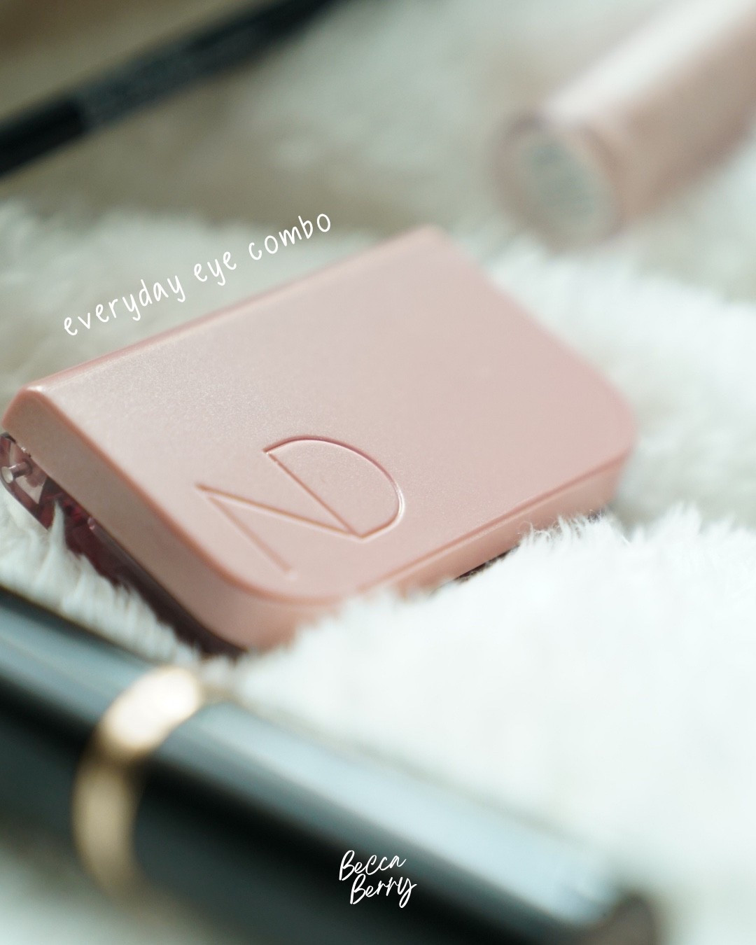 The best, easy everyday eye shadow Duo 

#LTKBeauty #LTKgrwm