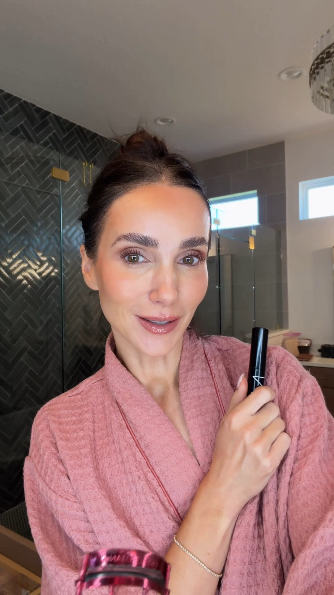 Easy eye makeup in￼ under 30 seconds 😍
Once you try this eyeshadow, you will not go back. I used shades 18 and 69S ￼
