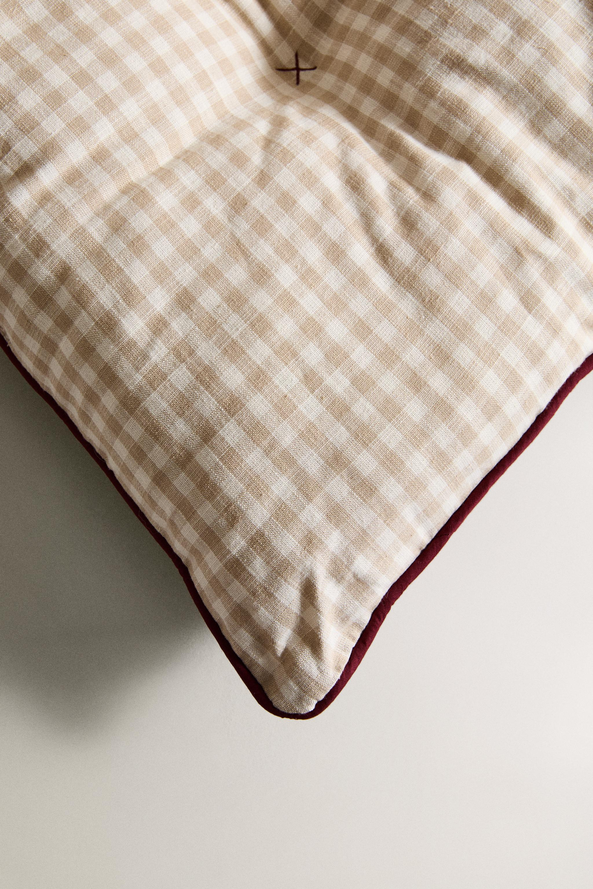 CHECKED PET FLOOR CUSHION WITH PIPING | Zara US