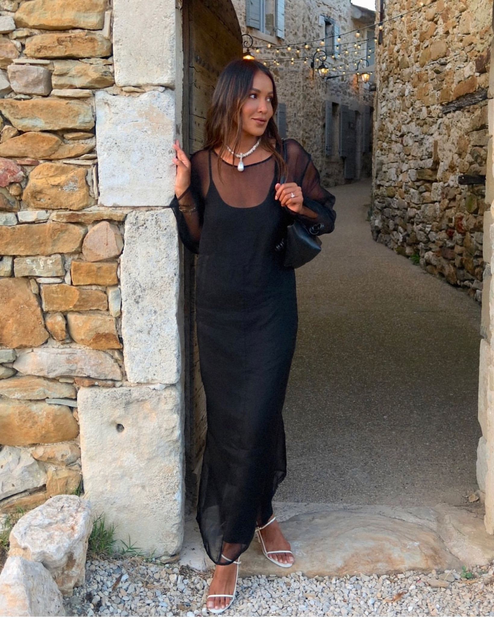 A moment for this dress. 🖤 #weddinglook #LBD 