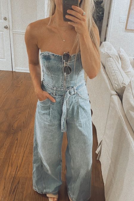 Strapless denim jumpsuit
Also comes with straps