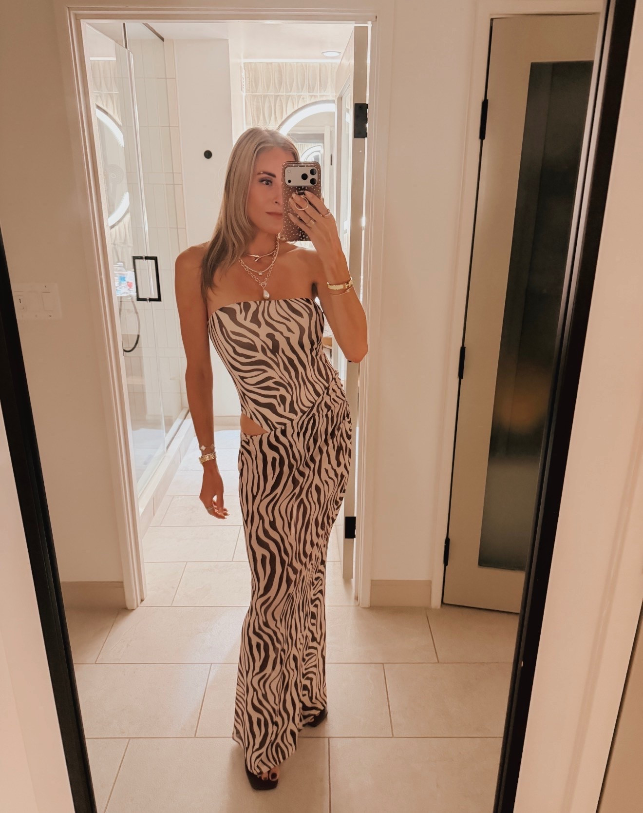 This fun zebra dress is such a beautiful statement piece! 🦓🤎 Perfect for every season, so easy to travel with, and it doesn’t wrinkle! Wear it as resort wear now or style it for a fun fall party. Such an easy piece to dress up or down!