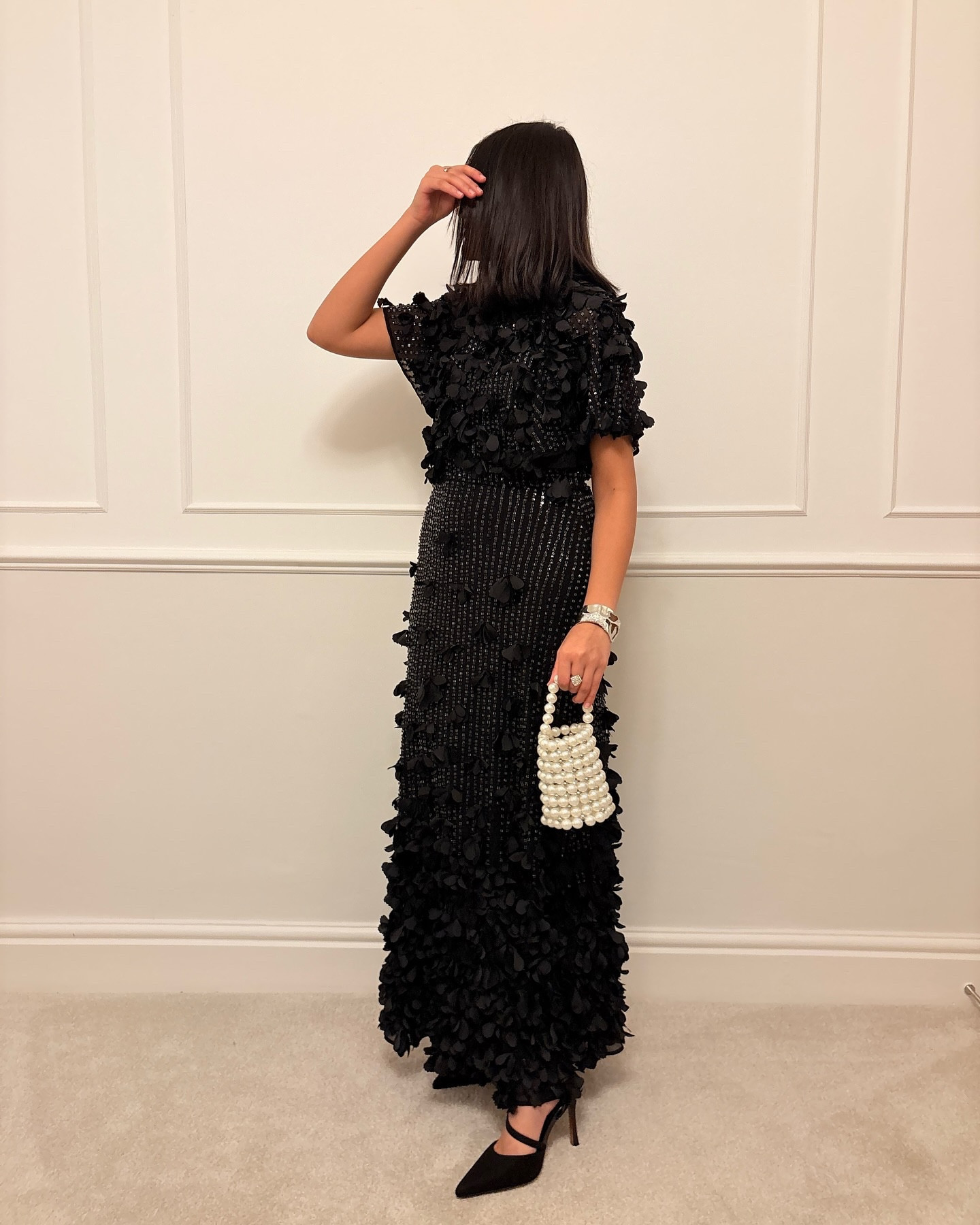 A moment for this stunning black dress 🖤

Dress - @karen_millen 
 *gifted

____________________________
#maxidress #capedress #modestfashion #karenmillen #karenmillendress #aaliwears