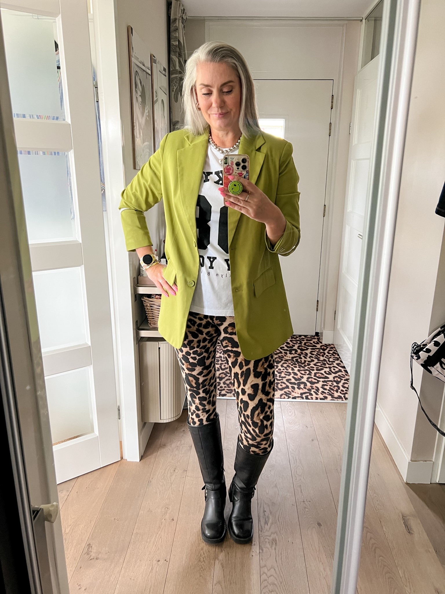 OOTD - Vrijdag. Wit T-shirt met zwarte grafische print (40/42) limoengroene oversized blazer (42), Leopard legging (oud) en hoge zwarte biker boots (oud). Zilveren mouwophouders, oorbellen en ketting. 



#LTKstyletip #LTKnederlands #LTKeurope