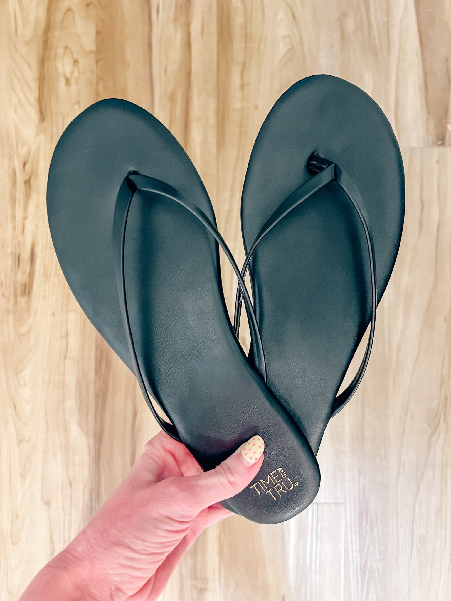 Comfy $8 flip flops runs TTS 

#LTKSeasonal #LTKFindsUnder50 #LTKStyleTip