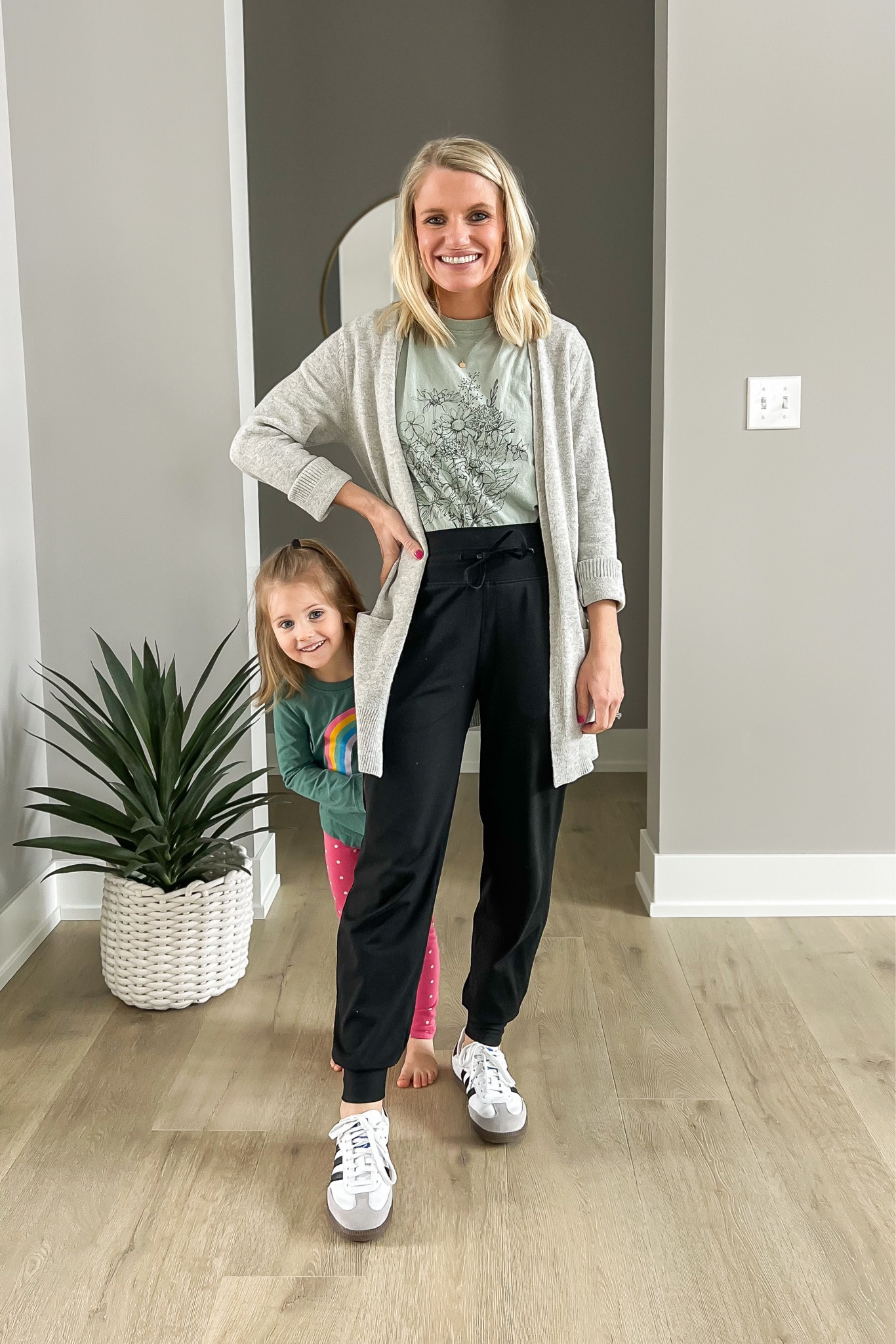 What I wore this week! 
T-shirt- small
Joggers- old, linked similar 
Cardigan- old, linked similar 
Shoes- 7

#LTKsalealert #LTKfindsunder100 #LTKstyletip