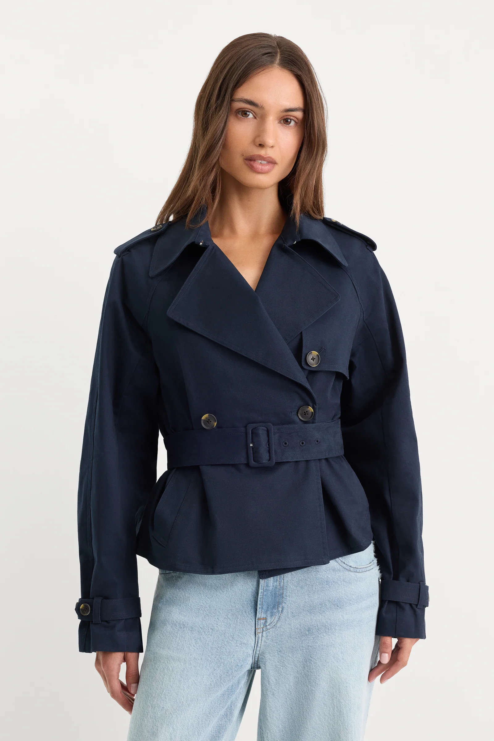 THE CROPPED TRENCH JACKET | NEW NAVY002 | Good American