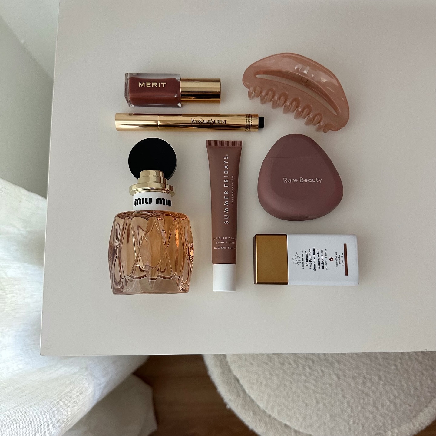 fall beauty 🍂🦢 
•
•
•
#fall #beauty #beautyblogger #makeup #perfume #aesthetic #aestheticstyle #autumn #beautyinspo