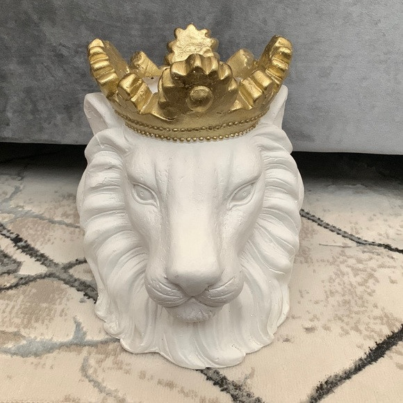 Kingston Living 9" Lion Face Planter with Crown | Poshmark