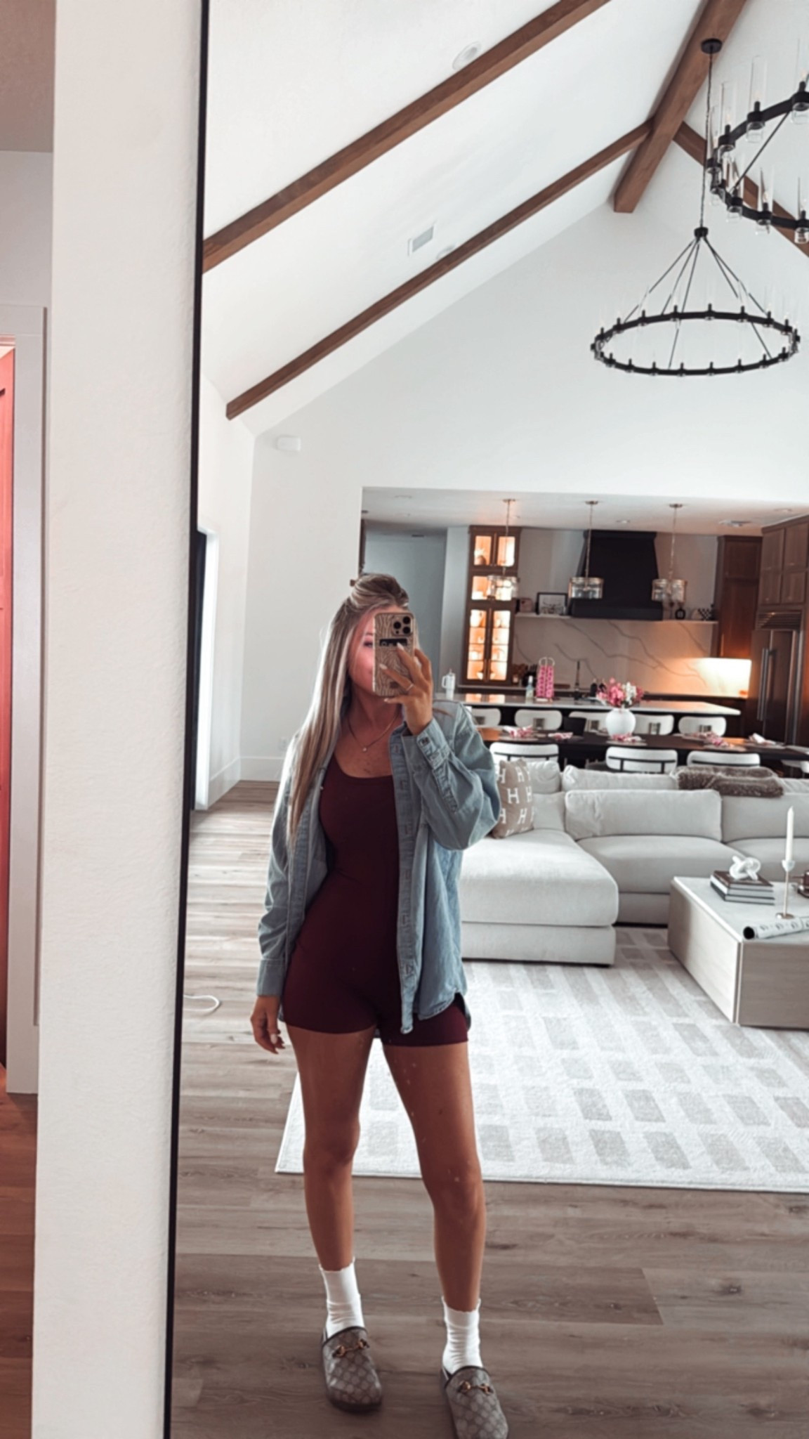 Rainy Monday outfit as a mom on the go 