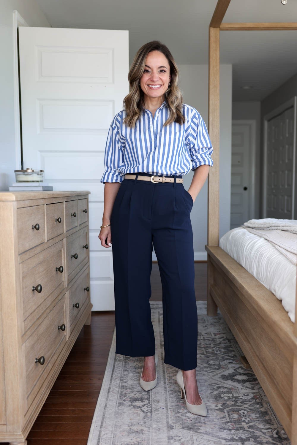 Four outfit ideas for work with navy effortless cropped pants from
Aritzia! 

If you have an Aritzia account, sign it in grab 20-50% off during the clientele sale! Items purchased from the clientele sale can only be returned for store credit so keep that in mind. :) 

Pants: 0 - but should have gone 00, they run large. 11.5” rise (sits relaxed in your frame) / 24” inseam 
Top (LOFT): petite xxs 
Shoes (Sam Edelman): true to size

My measurements for reference: I’m 4’10” and 105lbs. My bust, waist, and hip measurement is 32”, 24”, and 36”.