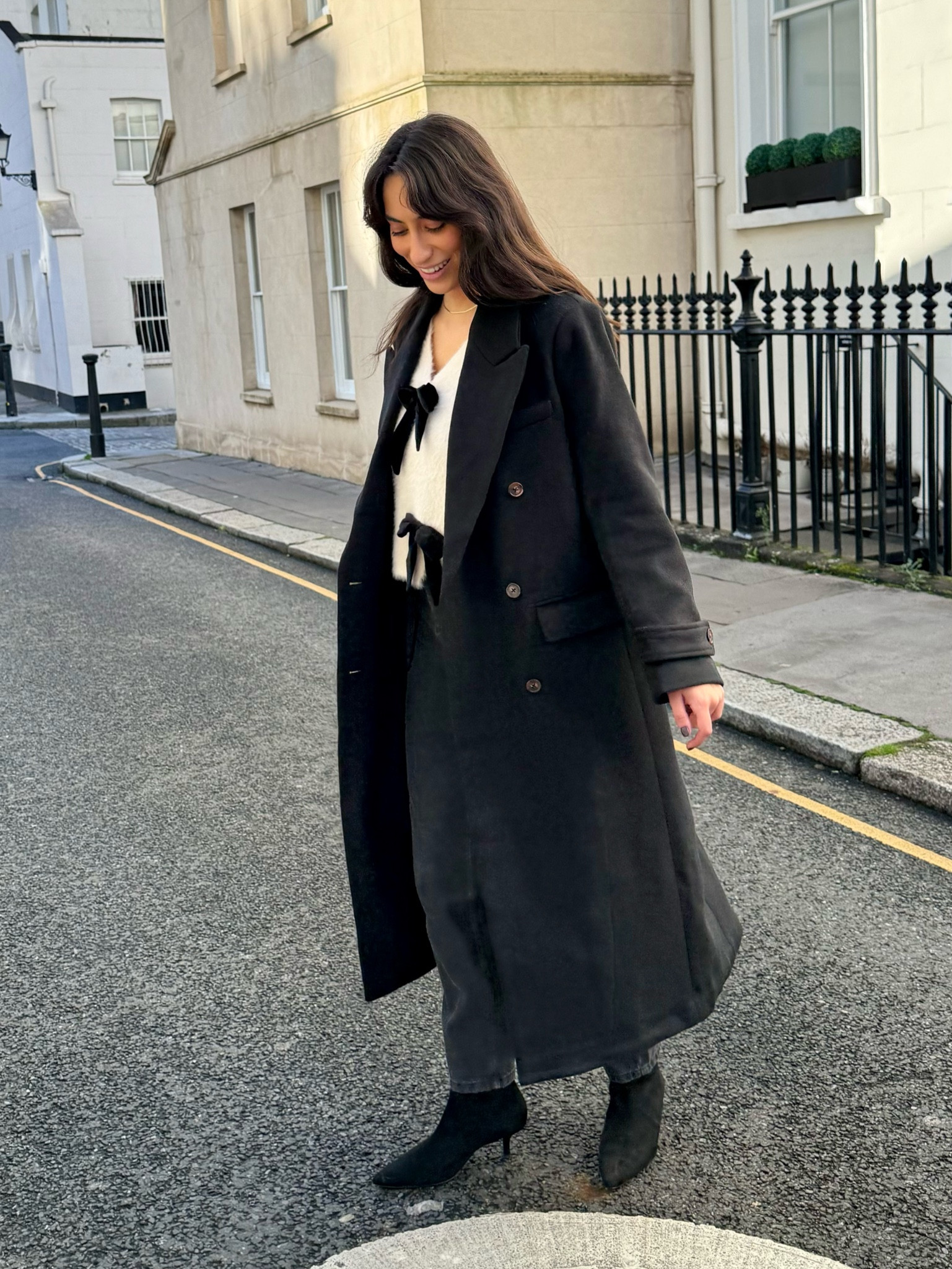 Cute black coat outfit x 

#LTKeurope #LTKuk #LTKautumn