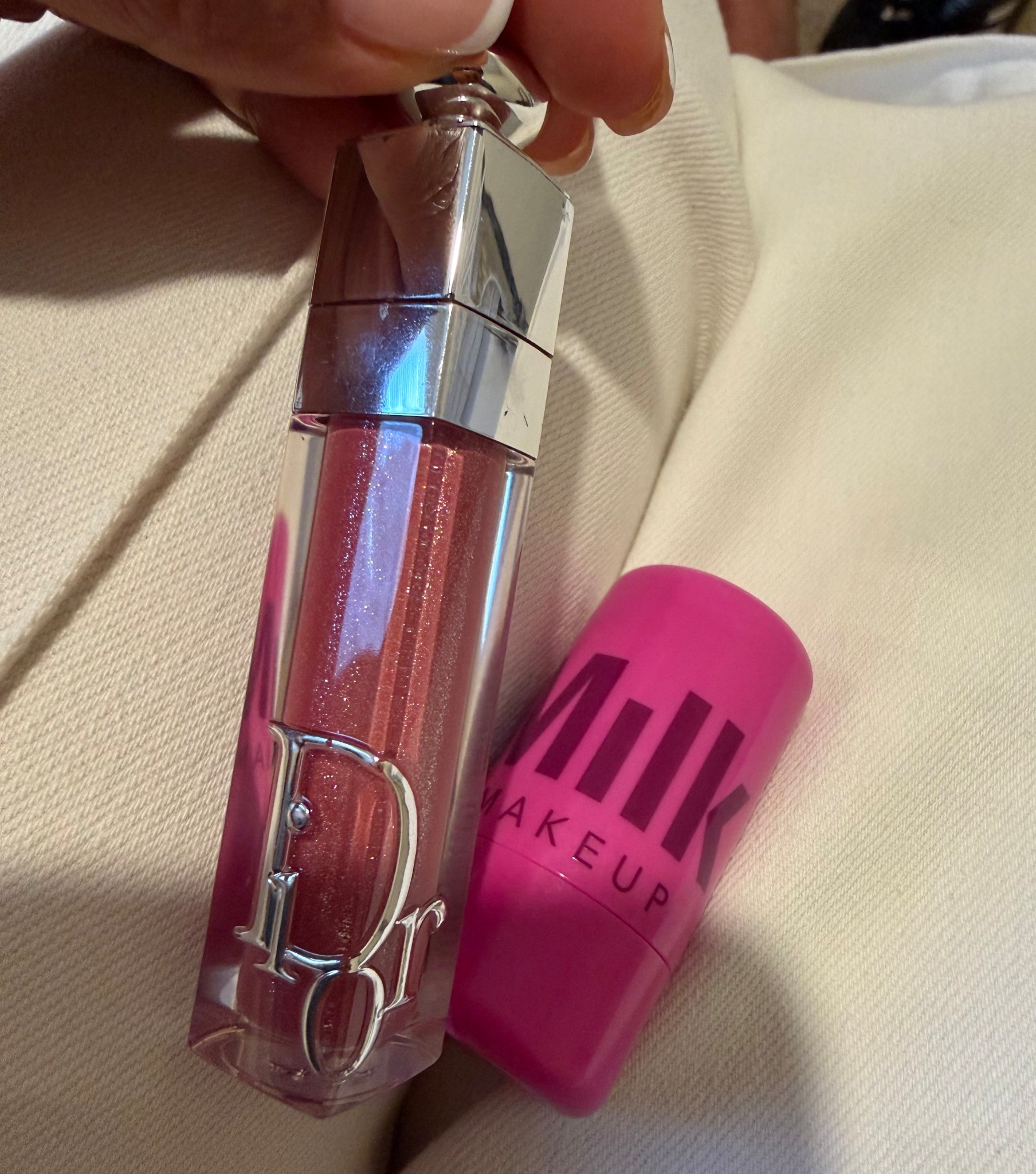 Glossy lips combo 💕 Dior + Milk Makeup
Mi combo favorito para unos labios juicy y brillosos ✨
El gloss da ese efecto glassy súper lindo y el balm aporta hidratación + un toque de color 💕
Perfecto para todos los días 🤍
