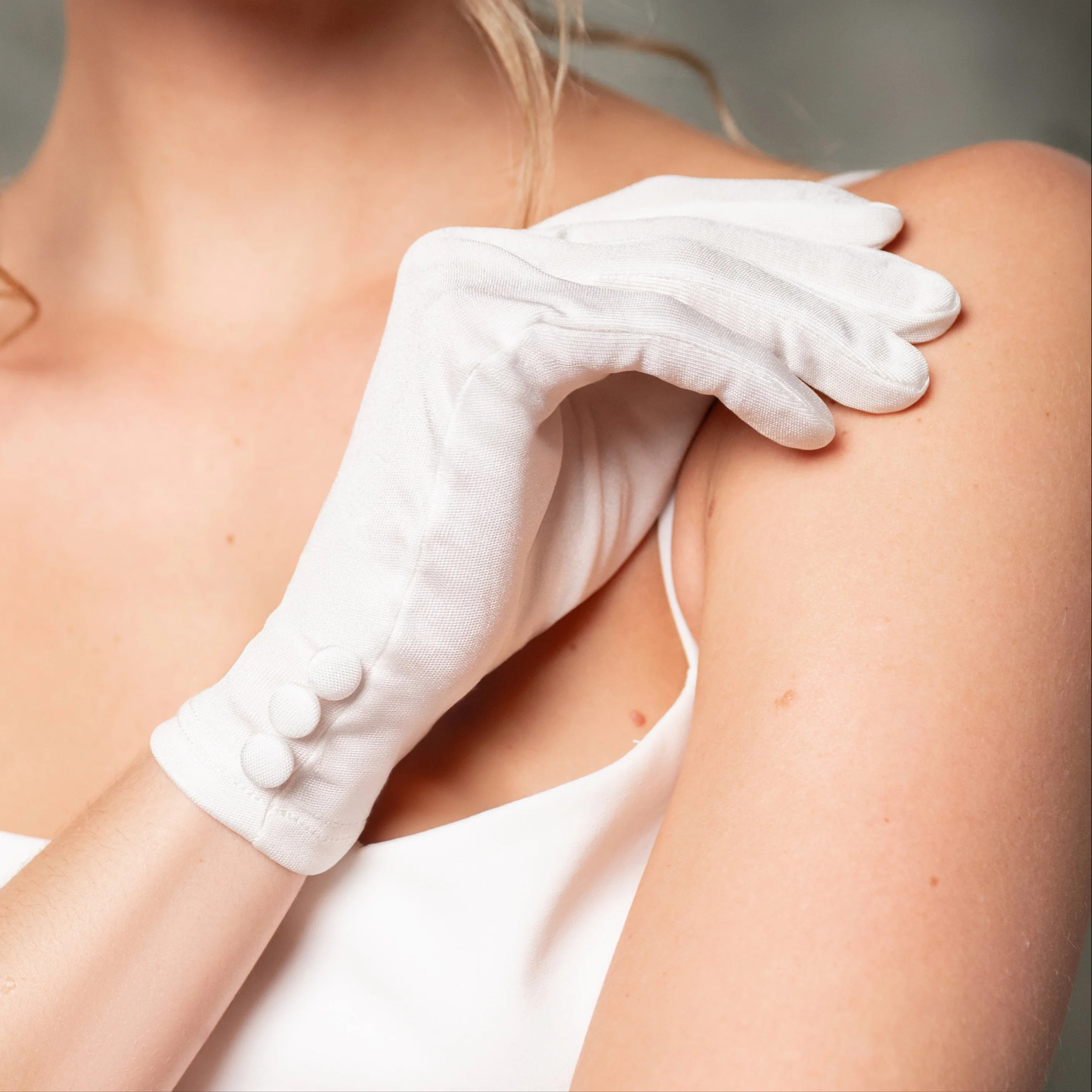 Short Silk Gloves - Clio | Cornelia James