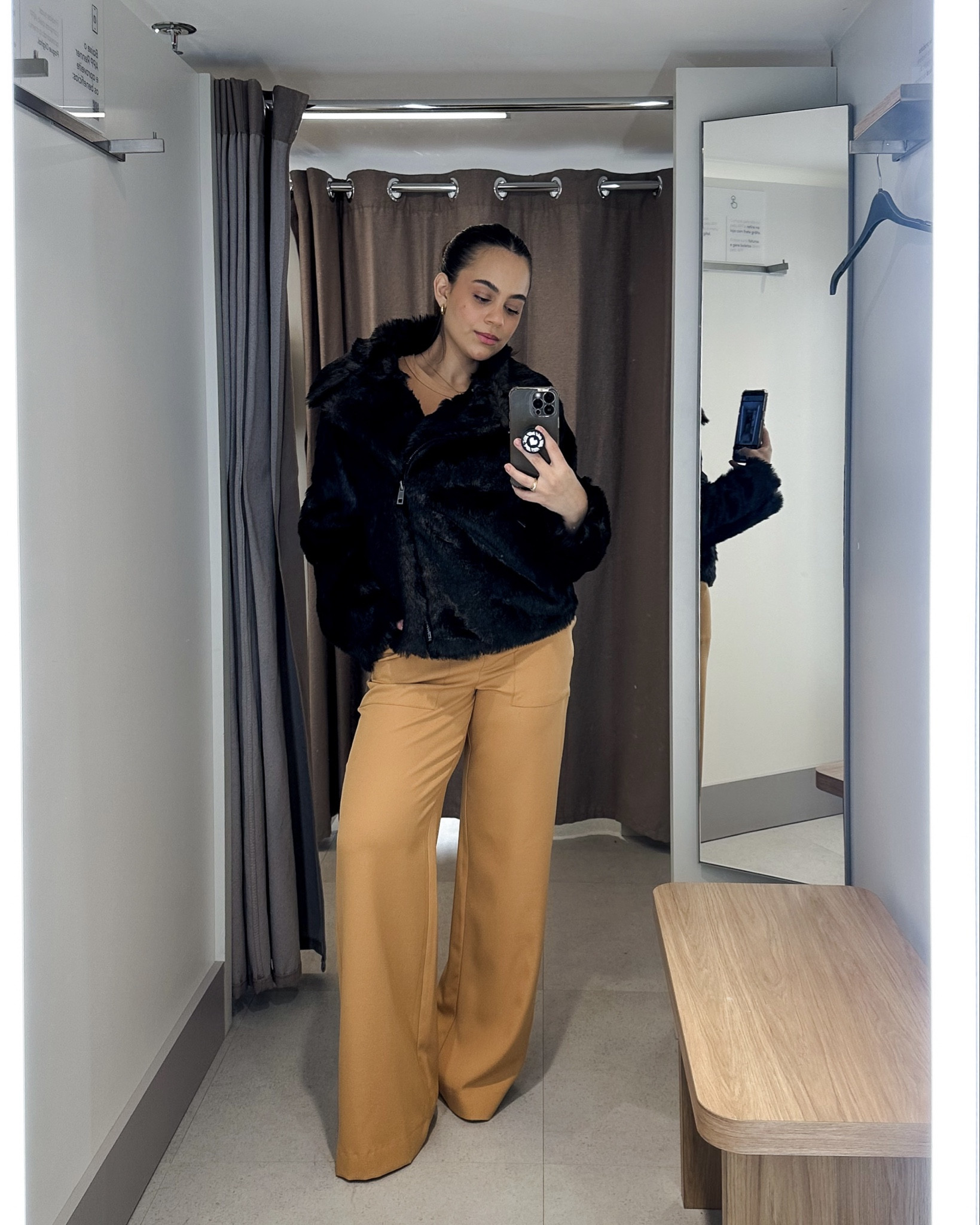 Mesma base do look anterior, mas com outra opção de casaco 🖤✨

Casaco P 
Calça 36 
Blusa P 

Minha medidas: 
Busto 89
Cintura 73
Quadril 94
Altura 1,53 

Eu visto 36/38

#LTKstyletip #LTKbrasil #LTKbeauty