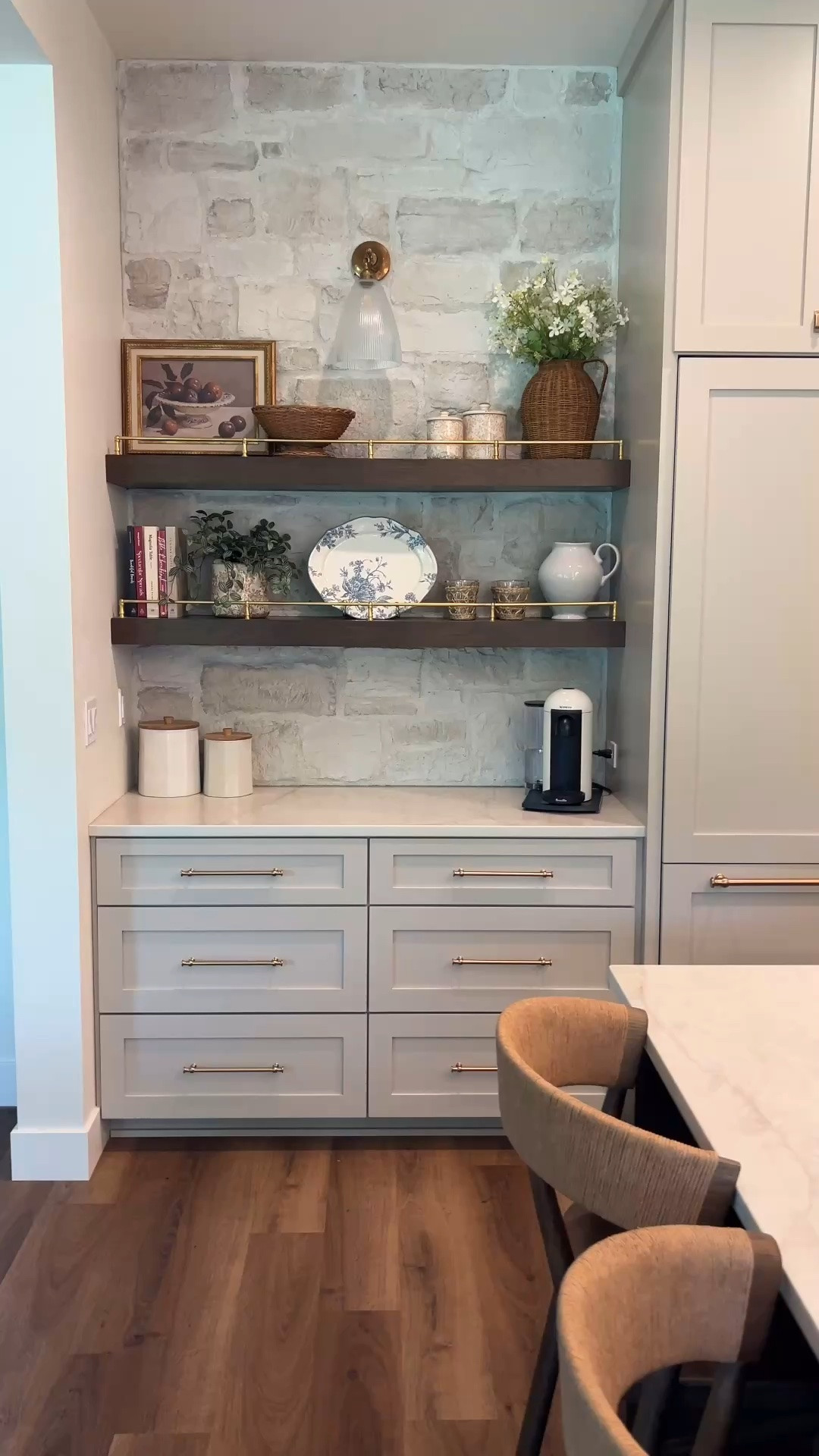 Kitchen shelf styling! 

Kitchen decor 
Home decor 
Kitchen design

#LTKHome