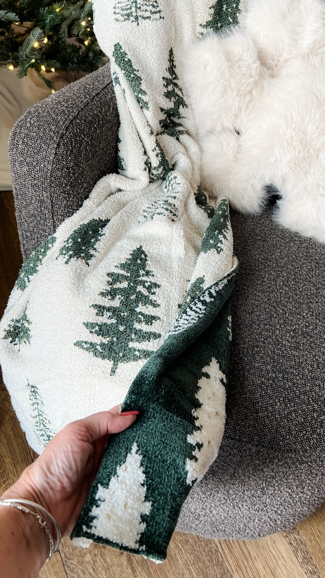 I found a holiday throw for you! It’s from @WDCOZY, is around $30 and reverses to neutral. This throw is so soft and cozy! If you would like to gift it, it’s all packaged for that. It’s available in green or red with pretty gold accents. 

#ltkhome
#amazonhome

#LTKHoliday #LTKGiftGuide #LTKFindsUnder50