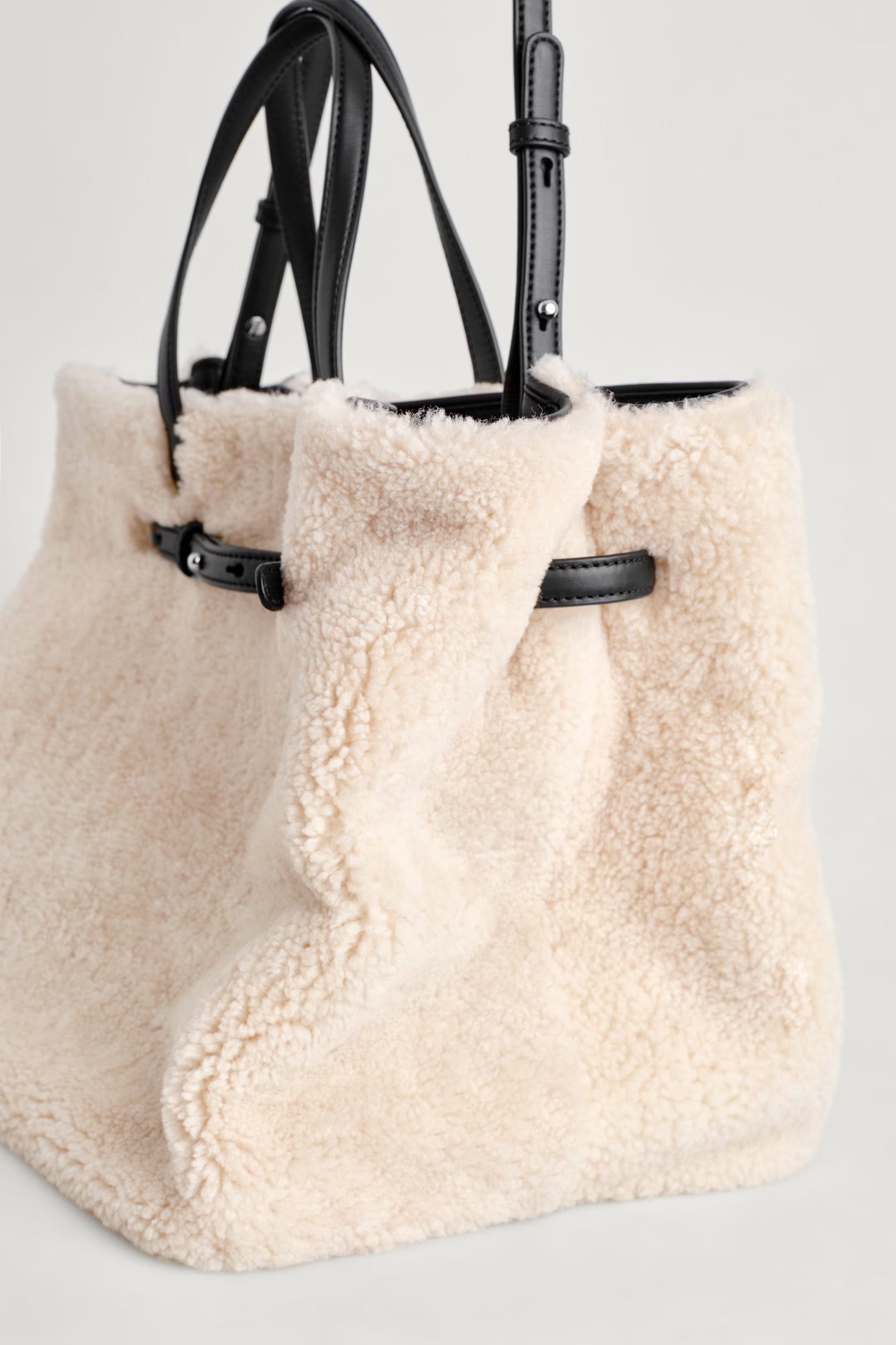 CHALET TOTE BAG - SHEARLING - ECRU | COS GB | COS UK