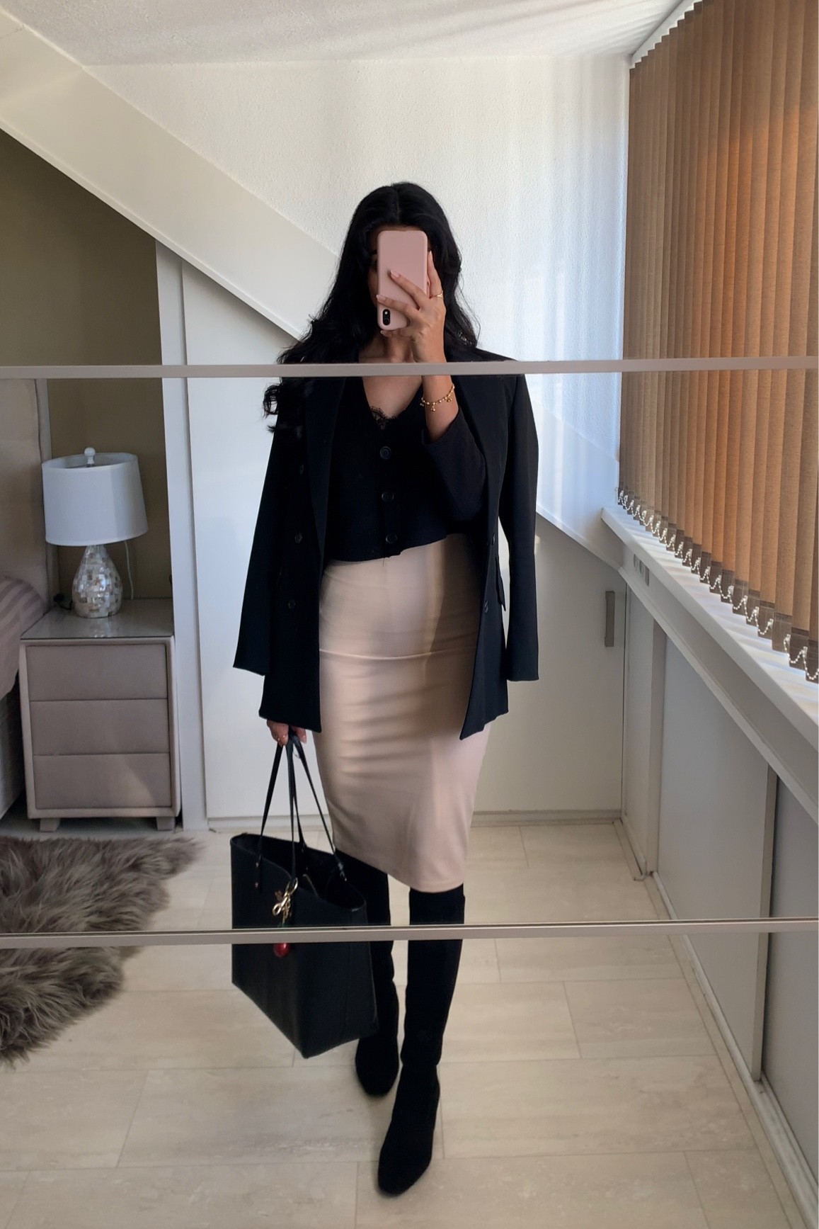 i love business casual 🫶🏽
exact blazer: zara 8125/420
cardigan: zara older collection
skirt: @dahlias.arnhem (insta)


oversized blazer nude pencil skirt knee-high boots layered fall cold weather business casual formal office uni college modest outfit

#LTKworkwear #LTKSeasonal #LTKitbag