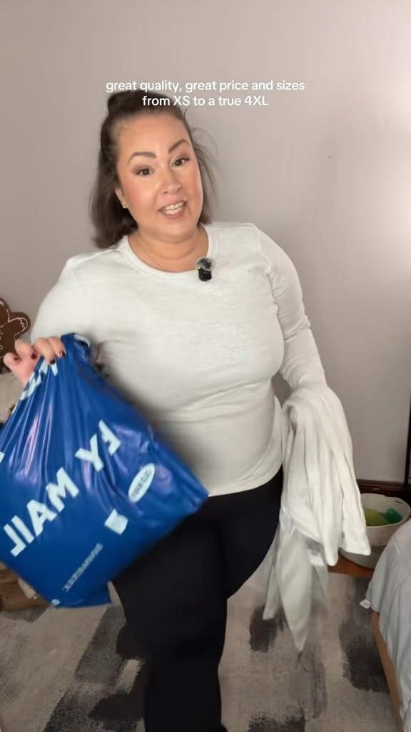 Old navy has some of the best & most affordable quality clothes you can find. I'm inloveee with their sweats and for the price, you really can't beat it!! 50% off for Black Friday too👏🏼👏🏼 — these are the wide leg high waisted sweatpants ✨ — I'm 305 with 63" hips wearing the 3xl sweatpants for reference. @Old Navy

Discounts & pricing is accurate during time of post 11/27/2025. Pricing may change at the time you're viewing.

#oldnavyhaul #oldnavysweatpants
#oldnavyloungewear #loungewearhaul #comfyclothes 