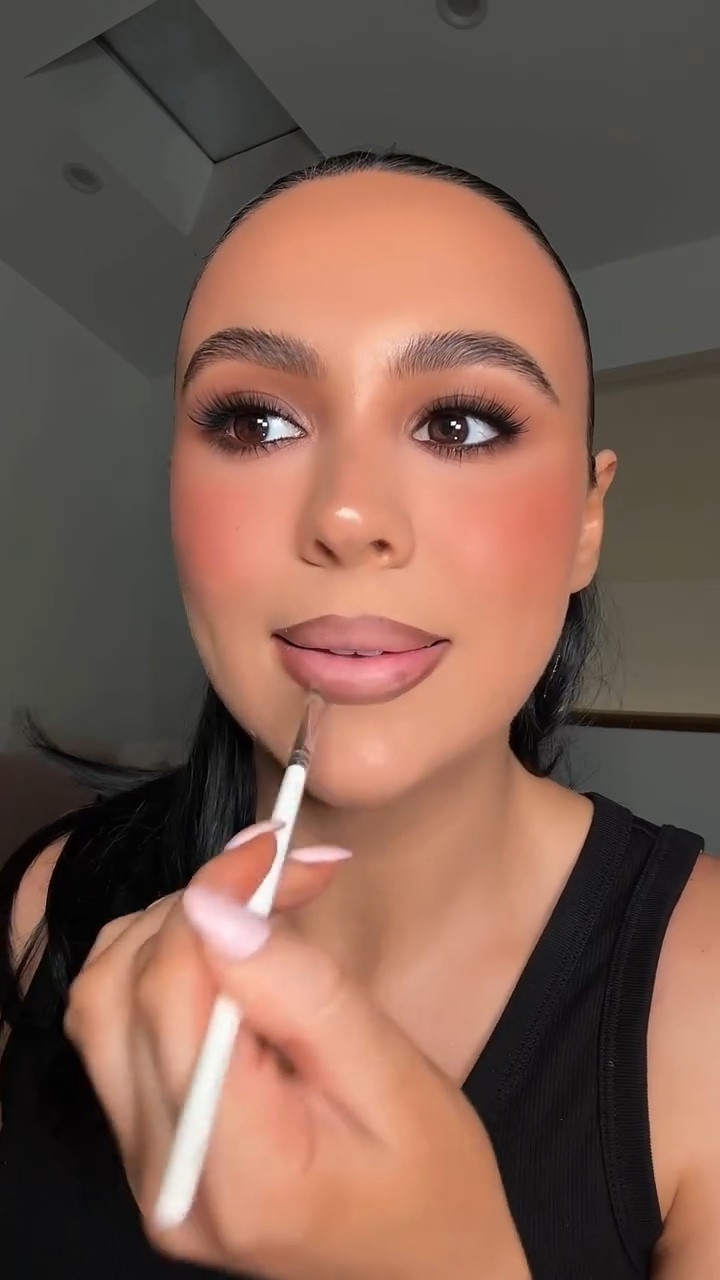 This was tooo good!!🫠🤌🏼✨

@lauramercier Chantilly lace & peach cashmere (use code sellam20 for a discount) 
@makeupforever limitless brown liner
@anastasiabeverlyhills cook brown liner
@maccosmetics creme de nude in the center

#makeupartist #lipcombo #makeupideas