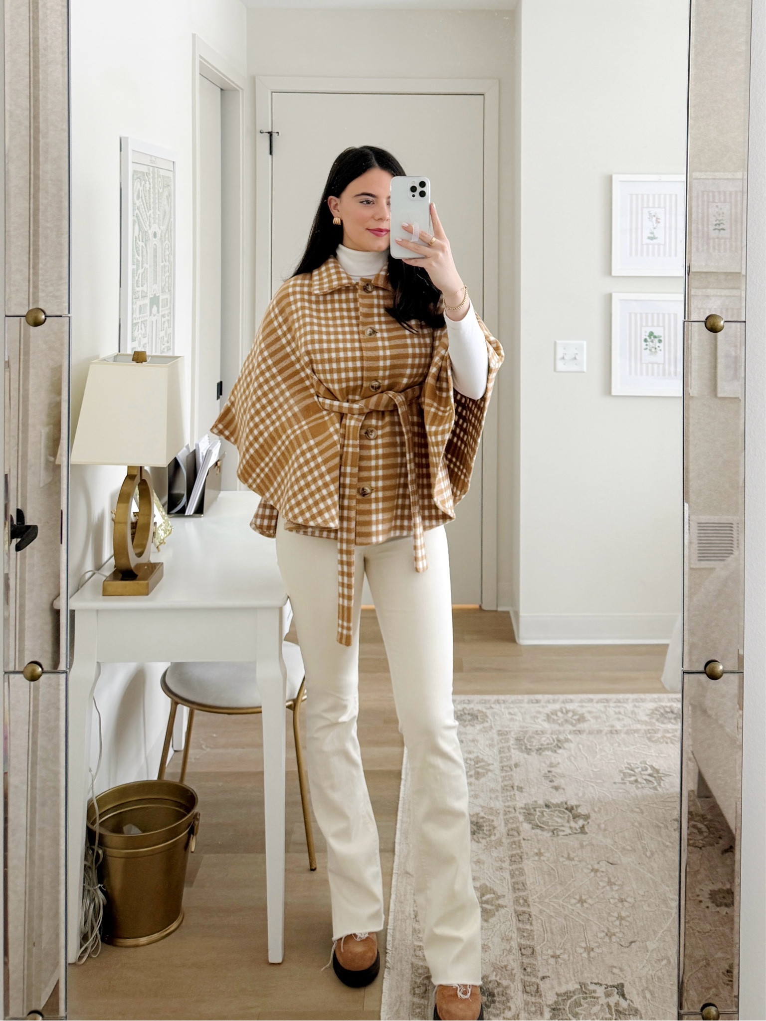 Winter whites! I love this Ann Taylor poncho for winter- it’s on sale currently and only a few sizes left! I paired this with a white flare jean and a snow boot!❄️