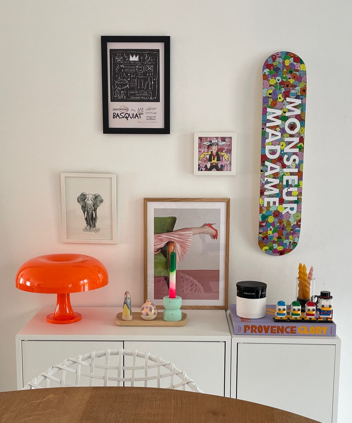 Aménagement meuble Eket Ikea avec murs de cadres et déco colorée

#LTKfamily #LTKhome