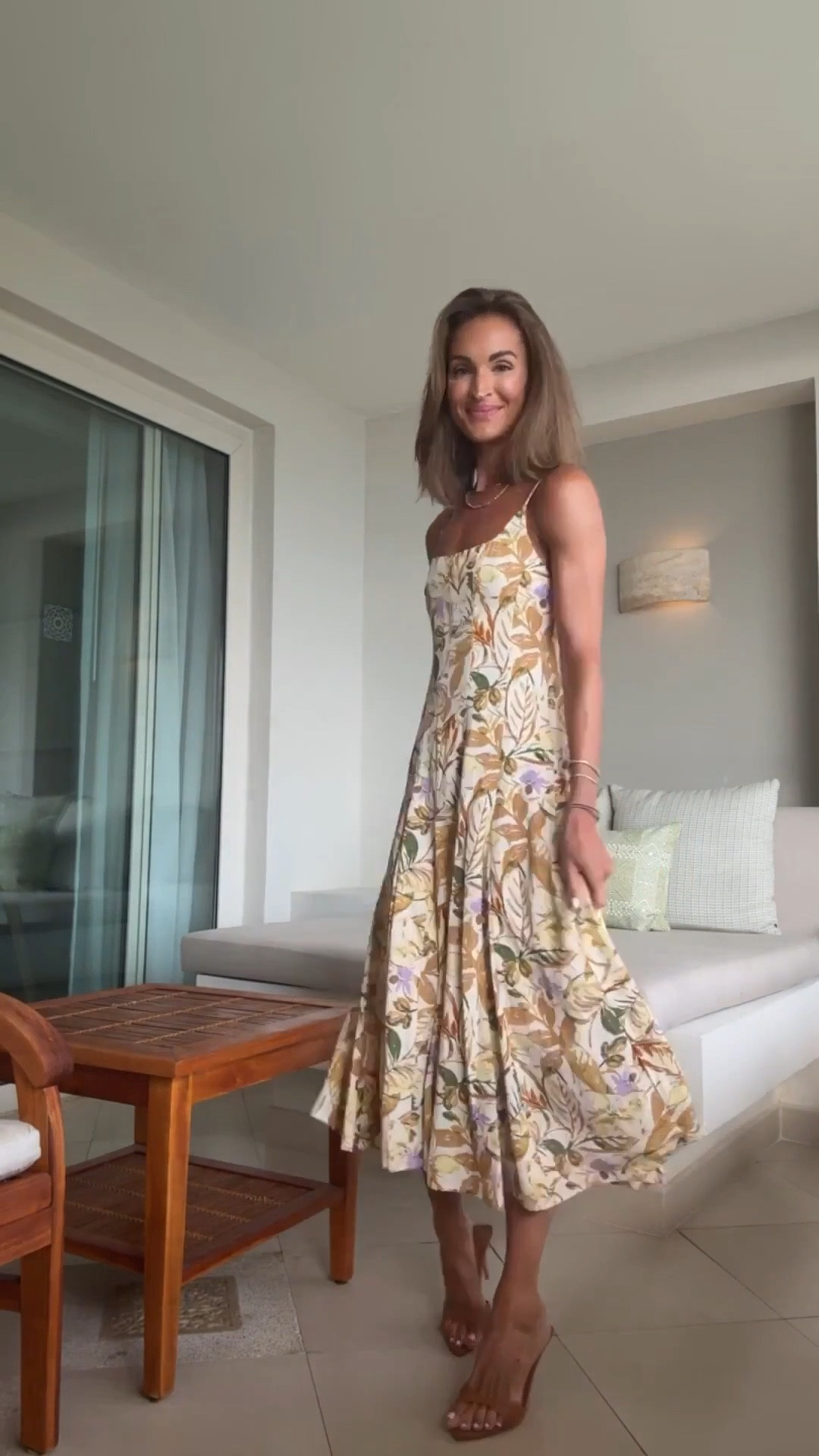 such a pretty sun dress with a really adorable, flattering fit! 💛