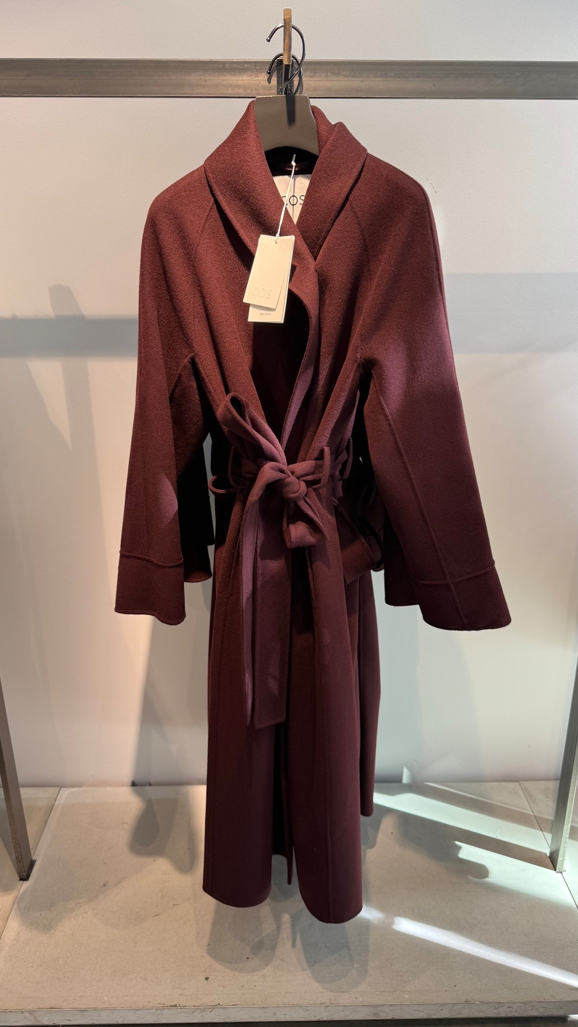 Wollmantel aus dem Video „Review Wollmäntel COS (24.09.25). Sehr schön umgesetztes Design, gute Verarbeitung, hochwertige und schön atmungsaktive Materialzusammensetzung - aber durch den Lyocell-Anteil und den etwas dünneren Stoff aus meiner Sicht eher für den Herbst als für den Winter geeignet.

#LTKeurope #LTKautumn #LTKdeutschland