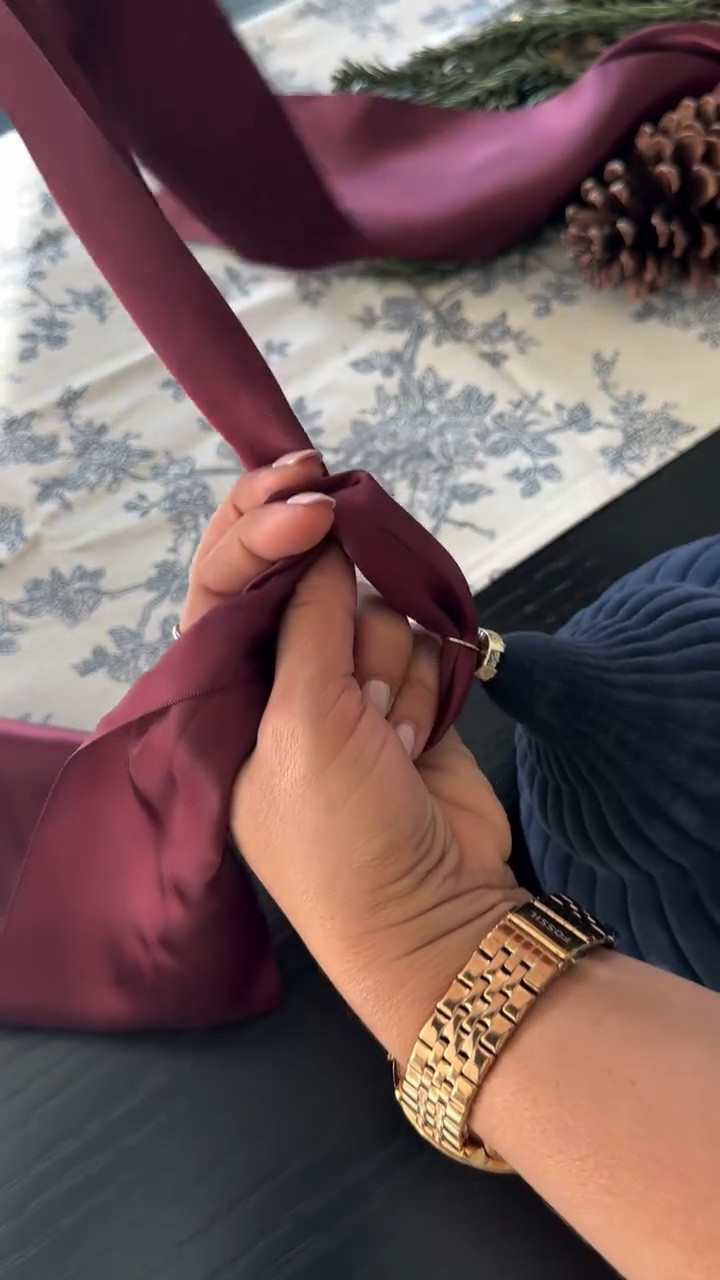 ✨ Finding beauty in the details.
Even the simplest ornaments can feel elevated with the right touch and intention.

*Click the link in my Bio to shop my home. 
⬇️⬇️⬇️⬇️⬇️⬇️⬇️⬇️⬇️⬇️⬇️⬇️⬇️⬇️

https://linktr.ee/coastie_home

https://liketk.it/5tBl3

🎄Follow me for more Home decor ideas and DIY @coastie_home . 

🎄Save & share this post. 

#christmasdecor #neutralchristmasstyle #minimalchristmas #elegantchristmas #holidayinspo #modernchristmas #CoastieHome #christmastreedecor #HomeInspo #refinedstyle #diychristmas #diy