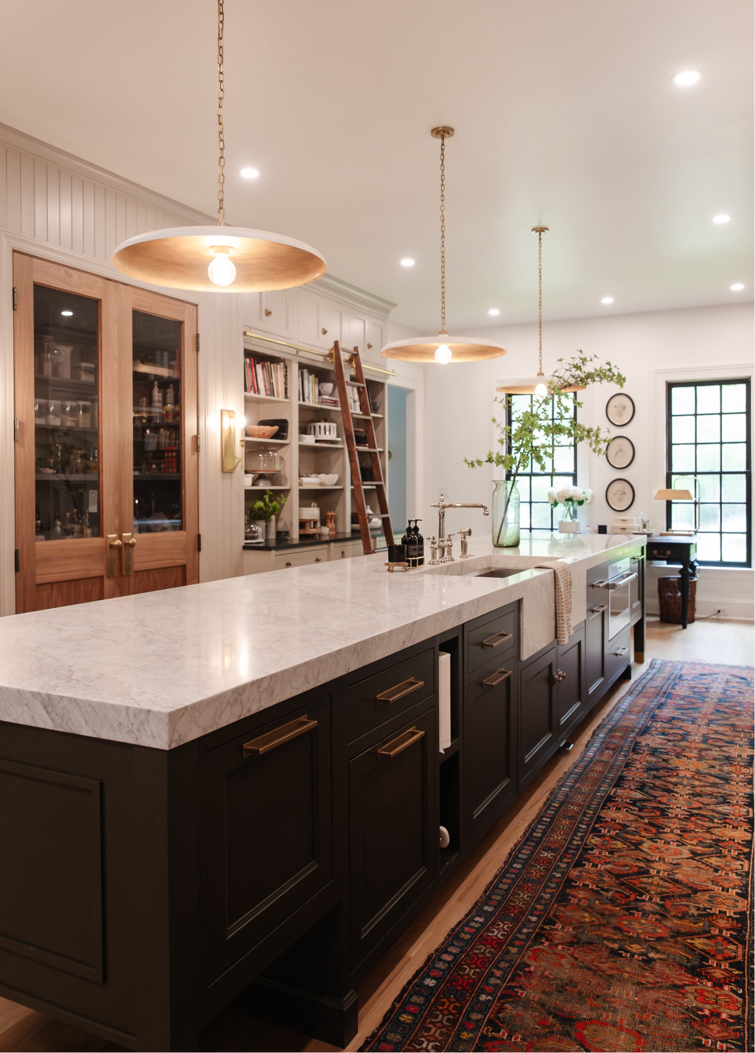 Moody Modern Traditional Kitchen 🖤

Vintage runner, brass cabinet hardware, pendant light, library ladder, kohler prolific sink, bridge faucet, sconce

#LTKhome #LTKSeasonal