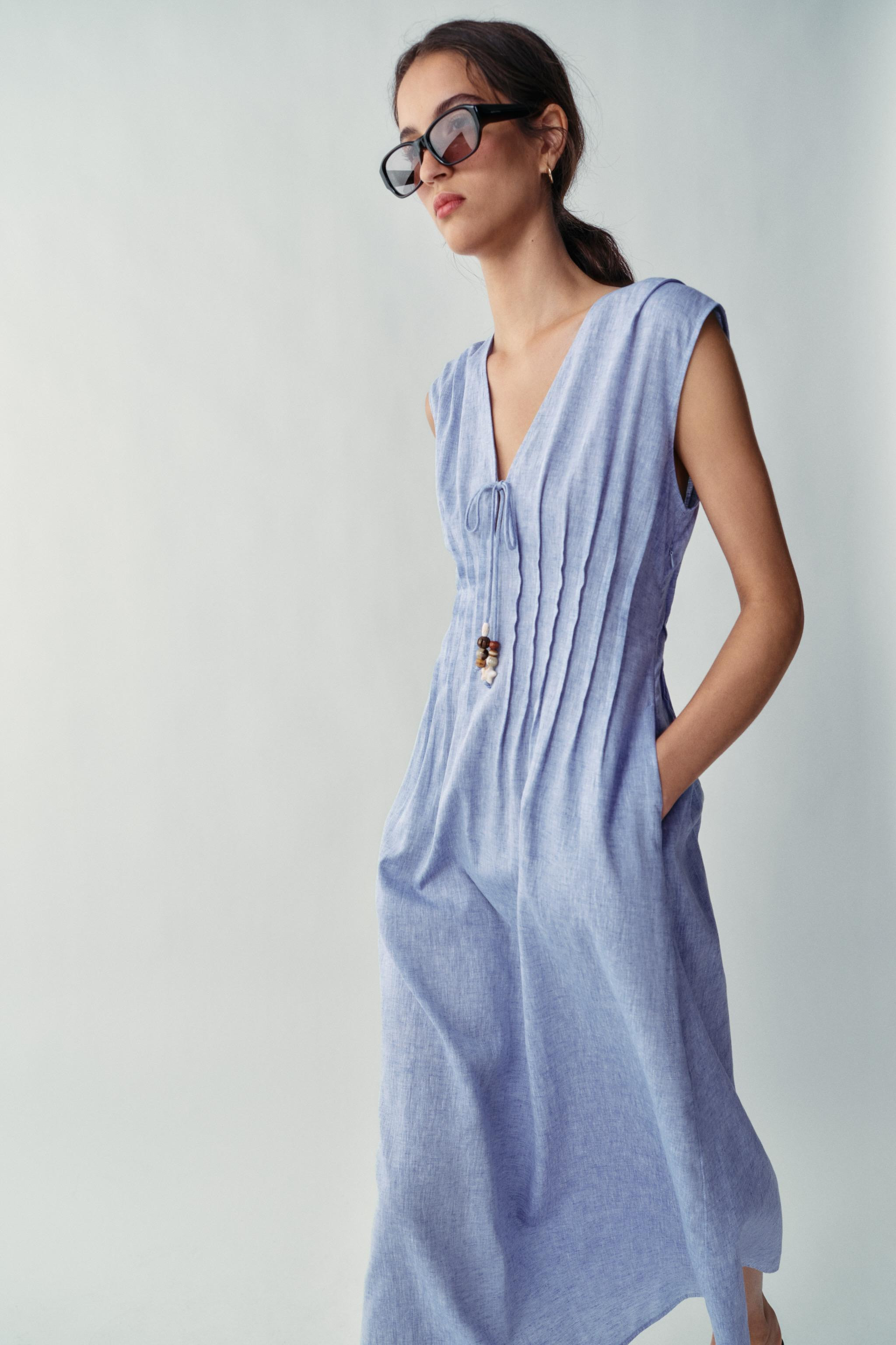Model height: 183 cmMidi dress made of linen. V-neckline with beaded drawstring and sleeveless de... | Zara Canada