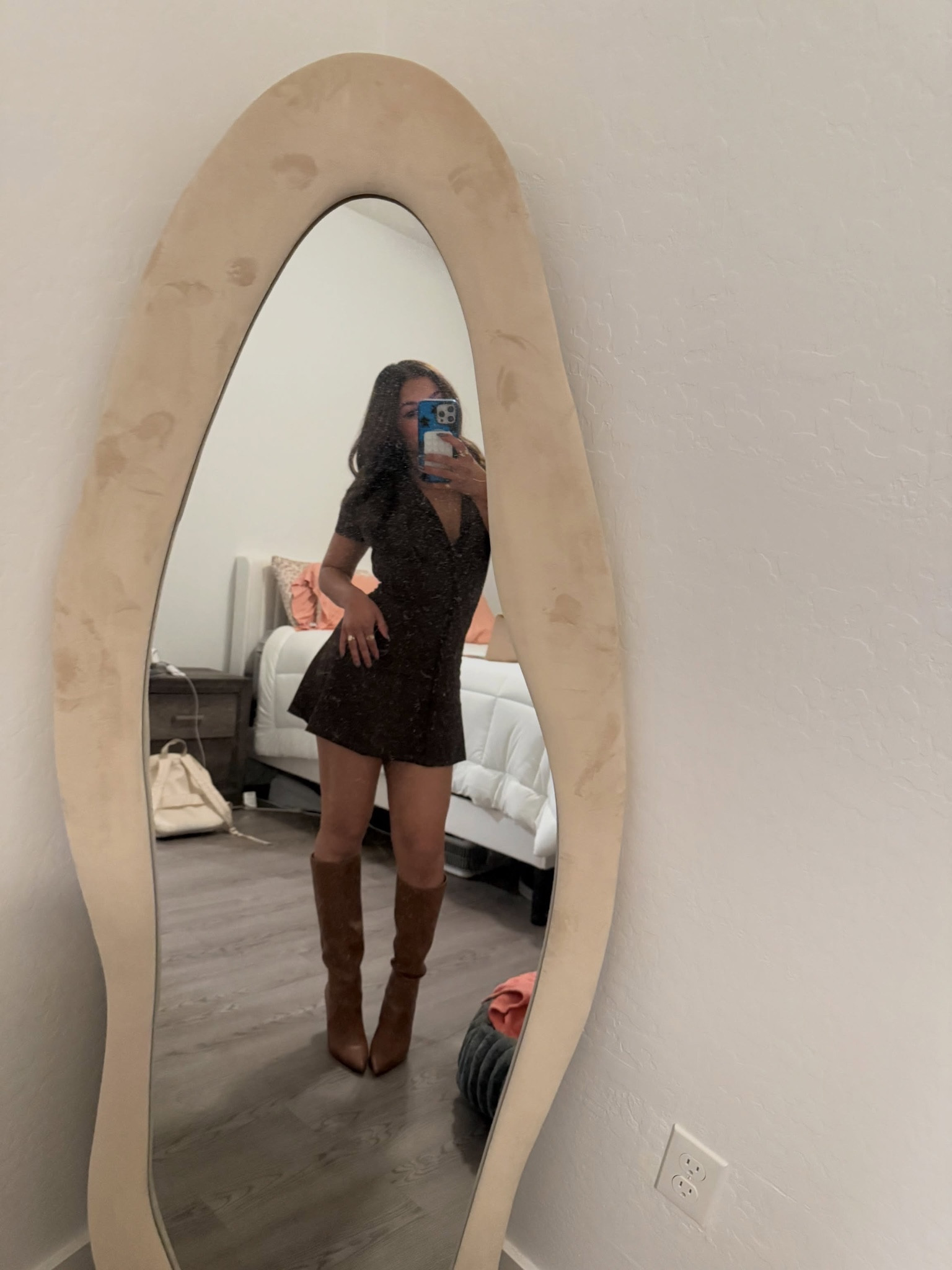 just a girl who is still obsessed w jb, the color brown and a dirty mirror 🤎