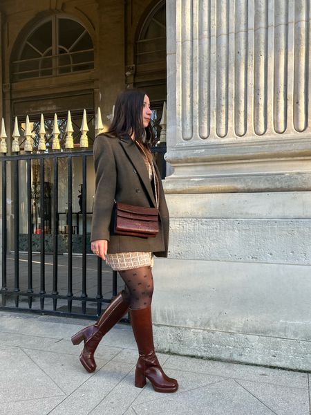 Weekly favorite outfit ! 
Mon look préféré de cette semaine ! 
J’ai voulu changer du noir, et j’ai opté pour des bottes marrons que j’ai associé à un sac de même coloris. Pour illuminer mon look, j’ai opté pour un manteau kaki, et un ensemble en tweed de même camaïeu que mes accessoires. 

#leatherbag #sacencuir #jonak #calzedonia #balzac #tweed #trend #manteauenlaine #woolcoat #jacket #falloutfit

#LTKeurope #LTKshoecrush #LTKunder100