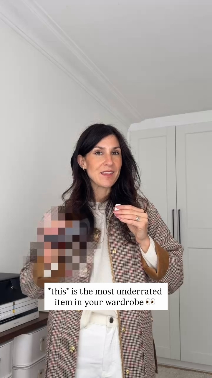 Most underrated accessory in my wardrobe by far? A pair of @sabenltd sunglasses 😎 

Styling my favourite silhouette - the Sloane - in the new season espresso shade (so chic! ☕️) which complements a neutral outfit well. For more of a statement pop, the Remi Sunglasses are perfect as they have a lot more presence on the face in that Hollywood glamour kind of way. 