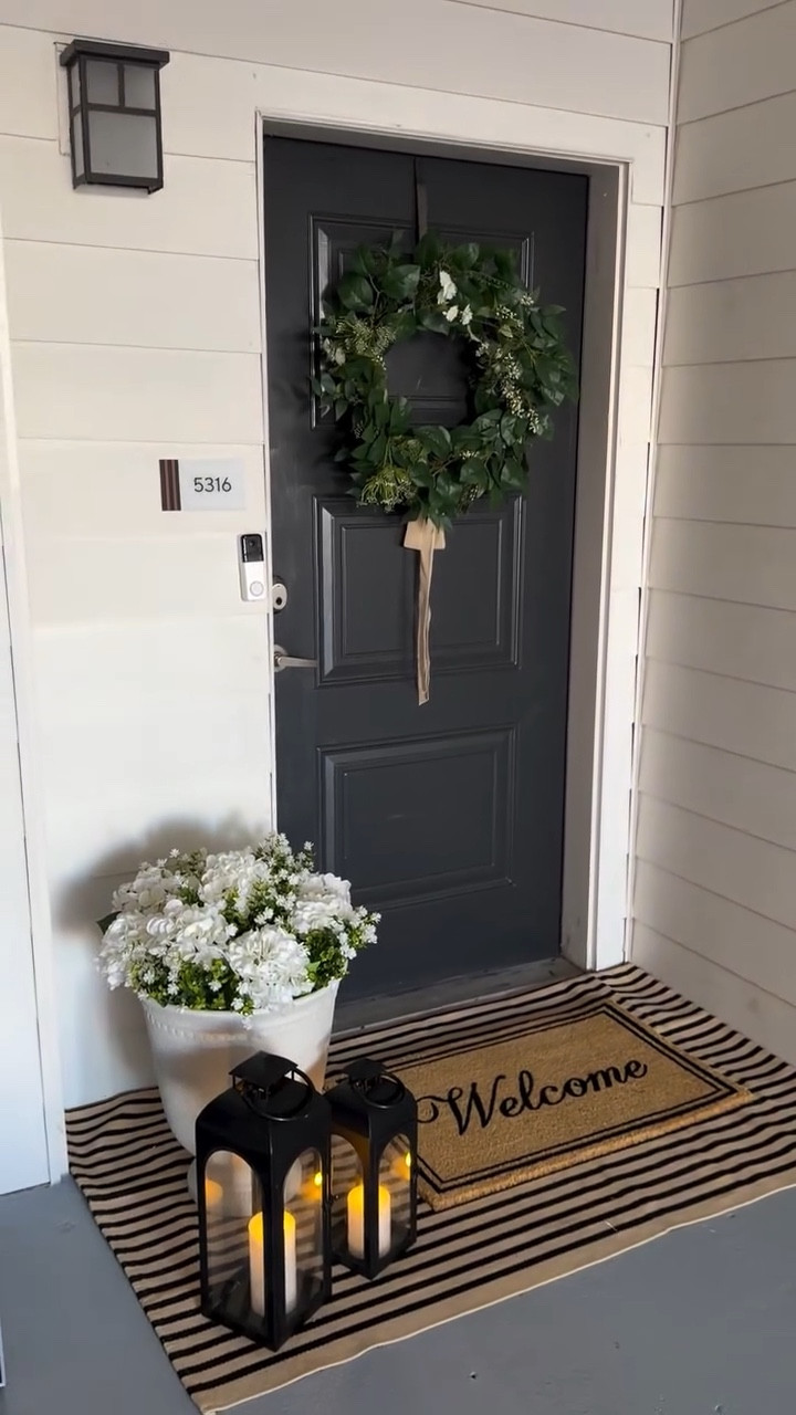 A veces pensamos que no vale la pena arreglar, cuidar o embellecer un lugar… porque no es nuestro. Pero la verdad es que todo cambia cuando decides poner amor donde Dios te tiene hoy.

No tienes que esperar a tener la casa de tus sueños para empezar a crearla. Empieza ahora. Cuida lo que tienes. Agradécelo. Porque Dios honra los corazones agradecidos… y es en el proceso donde Él prepara algo aún mejor para ti. ✨

Este pequeño refresh no solo transformó mi entrada… también me recordó que los cambios más bonitos comienzan con gratitud. 🤍

Si quieres los detalles de todo lo que ves aquí, comenta la palabra DECOR y te hago llegar todo por DM. 💌

#home #motivacion #home #spring #springdecor