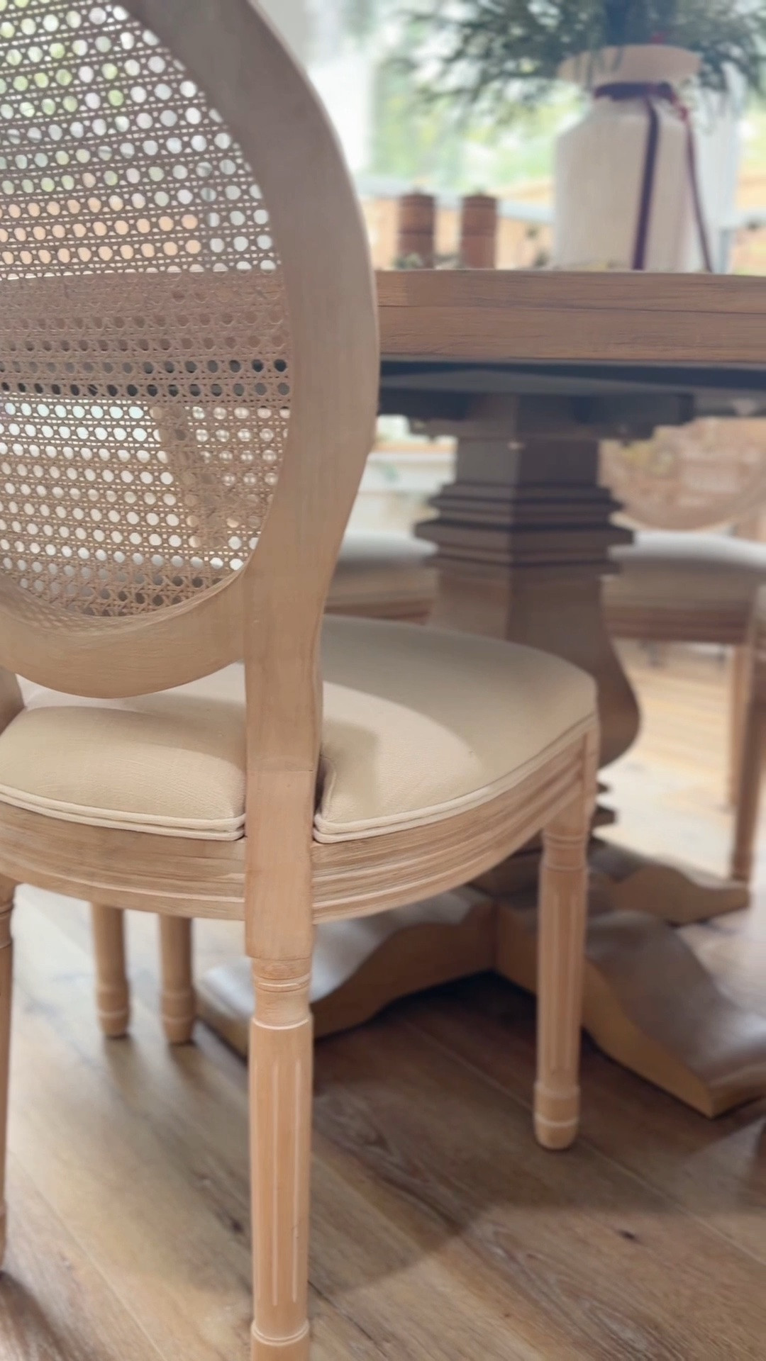 If you’re debating a round pedestal table… this is your sign. ✨

#RoundTable #KitchenDesign #BreakfastNook #HomeDecor #DiningRoomInspo #KitchenIdeas #InteriorDesign

#LTKHome