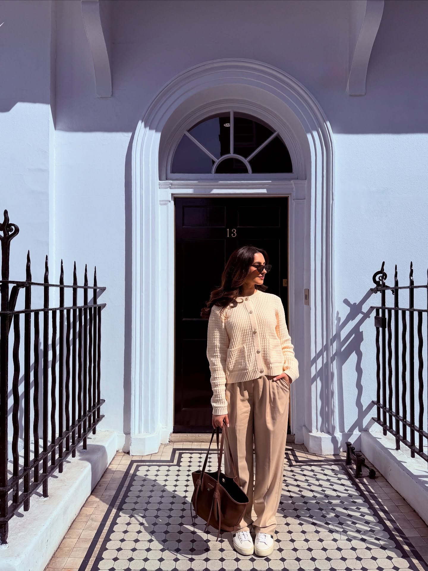 Spring neutrals 🍦✨

- trousers @hm
- Cardigan @hm
- Bag @katieloxton 
- Trainers @veja 

#springoutfits #neutralstyling #hmoutfit #smartcasual #springlayering