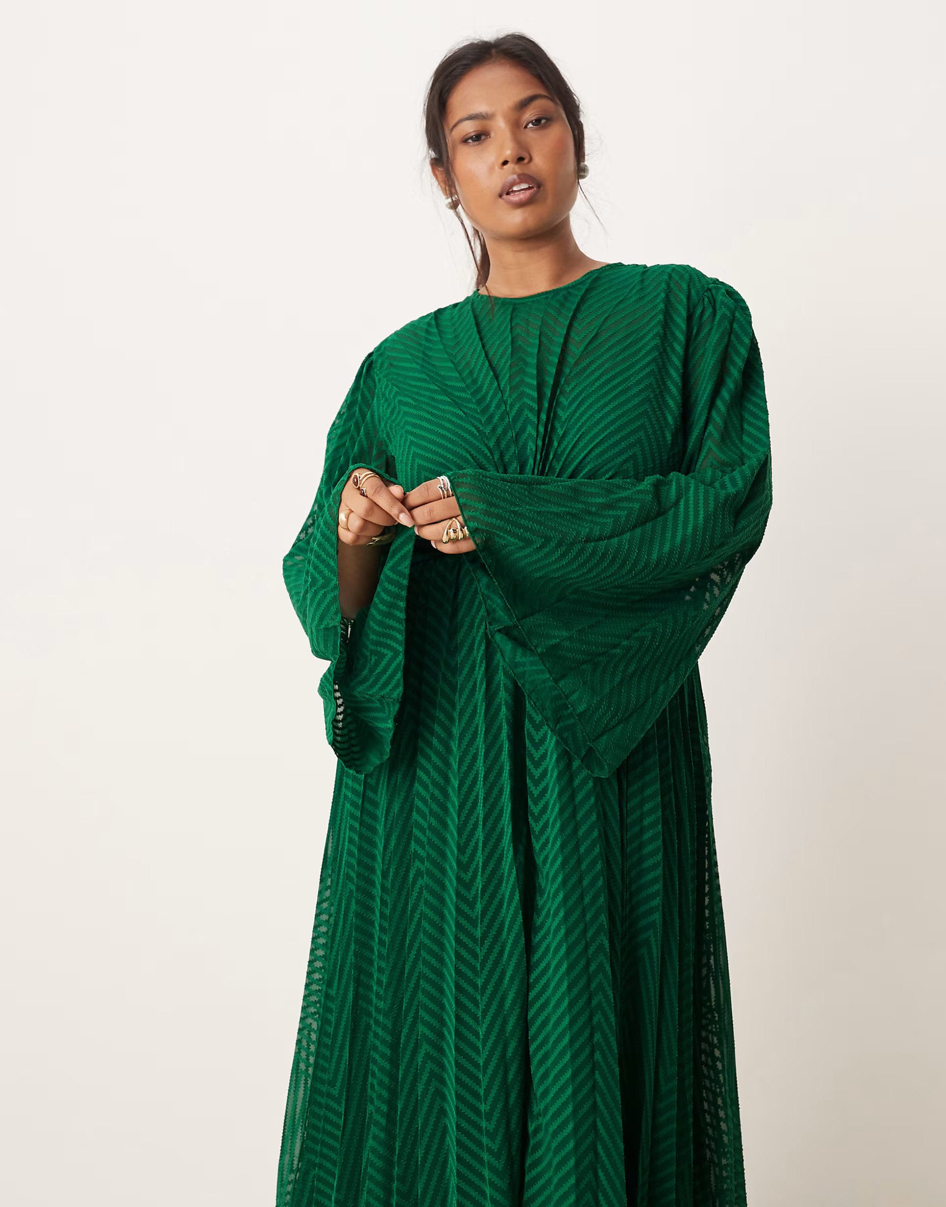 ASOS DESIGN Curve – Plissiertes, hinten gebundenes Chiffon-Midikleid in Grün mit Trompetenärm... | ASOS (Global)