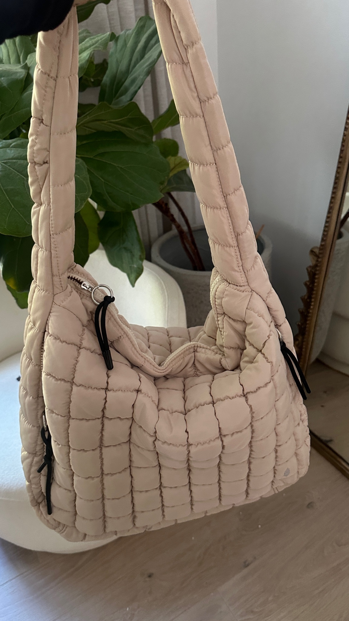 Fits a ton of items!
I have my 17” laptop in there and there is still so much room


#LTKfindsunder100 #LTKHoliday #LTKGiftGuide