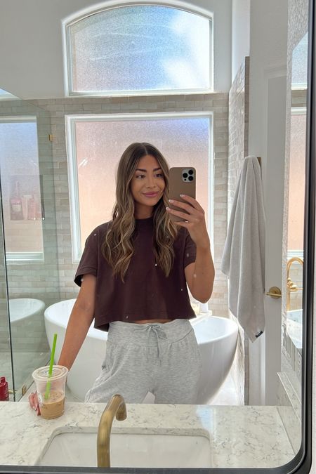Small in top & bottoms! Obsessed with the fit and material of this t shirt and these sweatpants are butter! I have a discount code for them too “NICOLE25” for 25% off! 