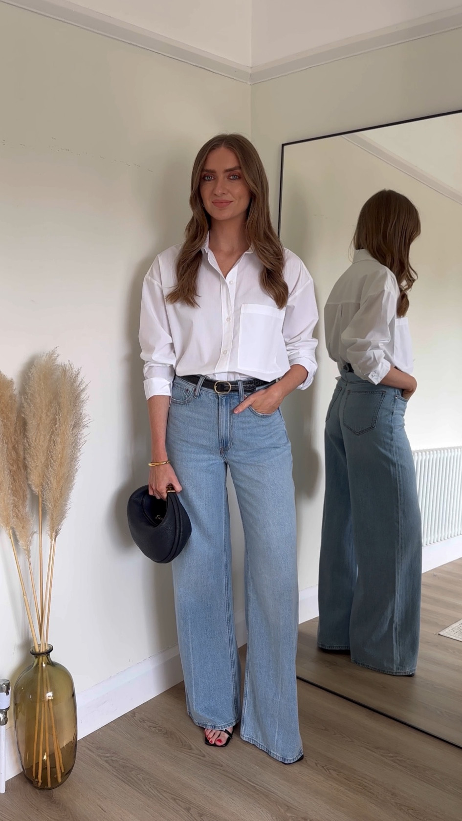 Abercrombie New Season essentials 
25% off ALL jeans and 15% off everything else and then use my code: AFMEMILY for a further 15% off 
Valid: 23.08.24 - 26.08.24

Wearing a small in the white Oversized Poplin Shirt

A 26 Long in the High Rise Wide Leg Jean in ‘light’
I’m 5ft 6

Black leather belt 



Wardrobe staples, white shirt, wide leg jeans, wardrobe essentials, going out outfit, jeans and a dressy top

#LTKuk #LTKsale #LTKautumn