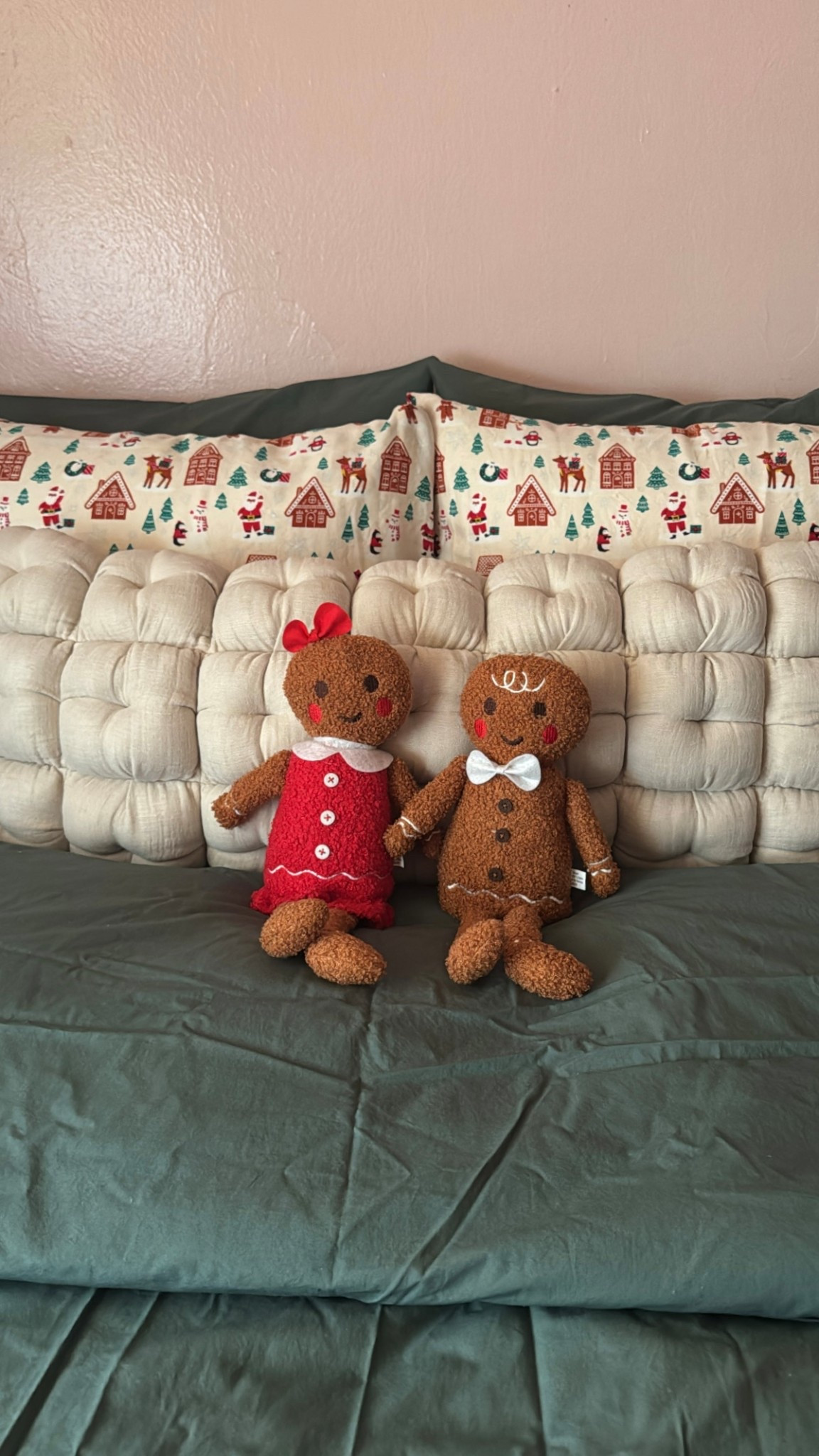 Christmas bedding! 

Christmas bedding, Christmas bed sheets, gingerbread 

#LTKHoliday #LTKHome