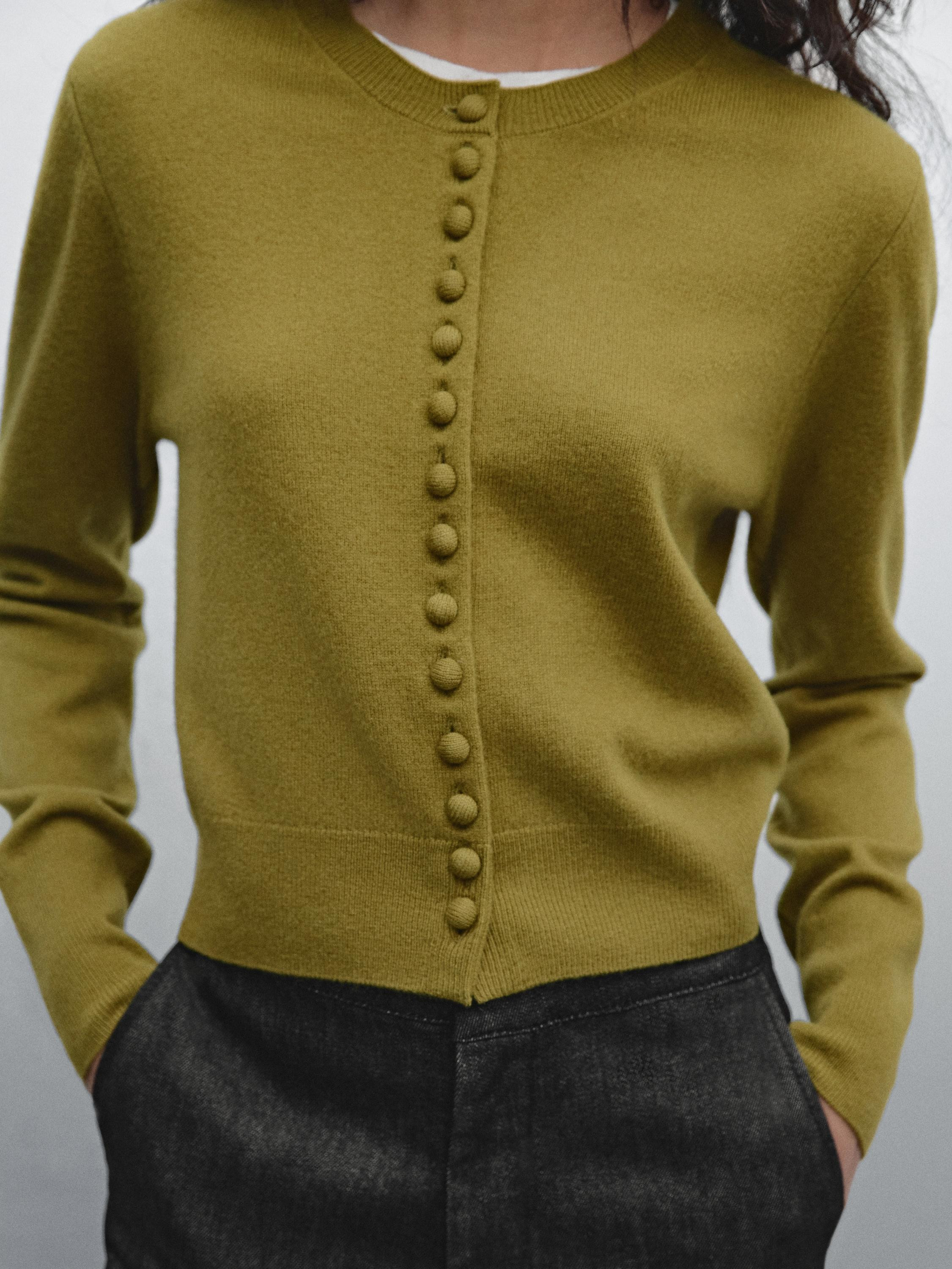 Short knit cardigan with covered buttons | Massimo Dutti DE