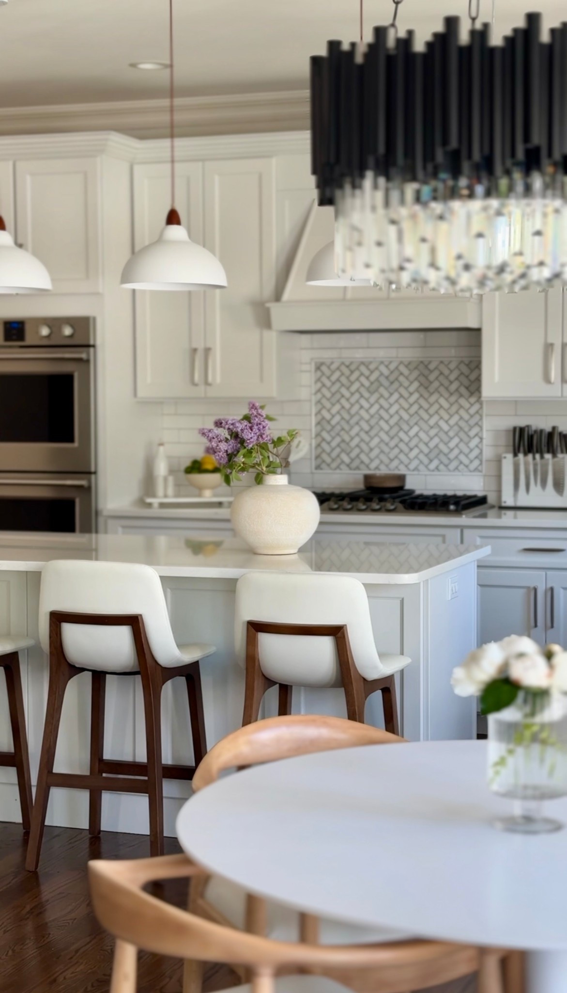 Dreaming of fresh lilacs and peonies in my kitchen… tagging the next best thing- great faux options…


#kitchen #whitekitchen #modernorganic #fauxstems #barstools #lighting #vase
#silverhardware 

#LTKHome #LTKSeasonal #LTKmomlife