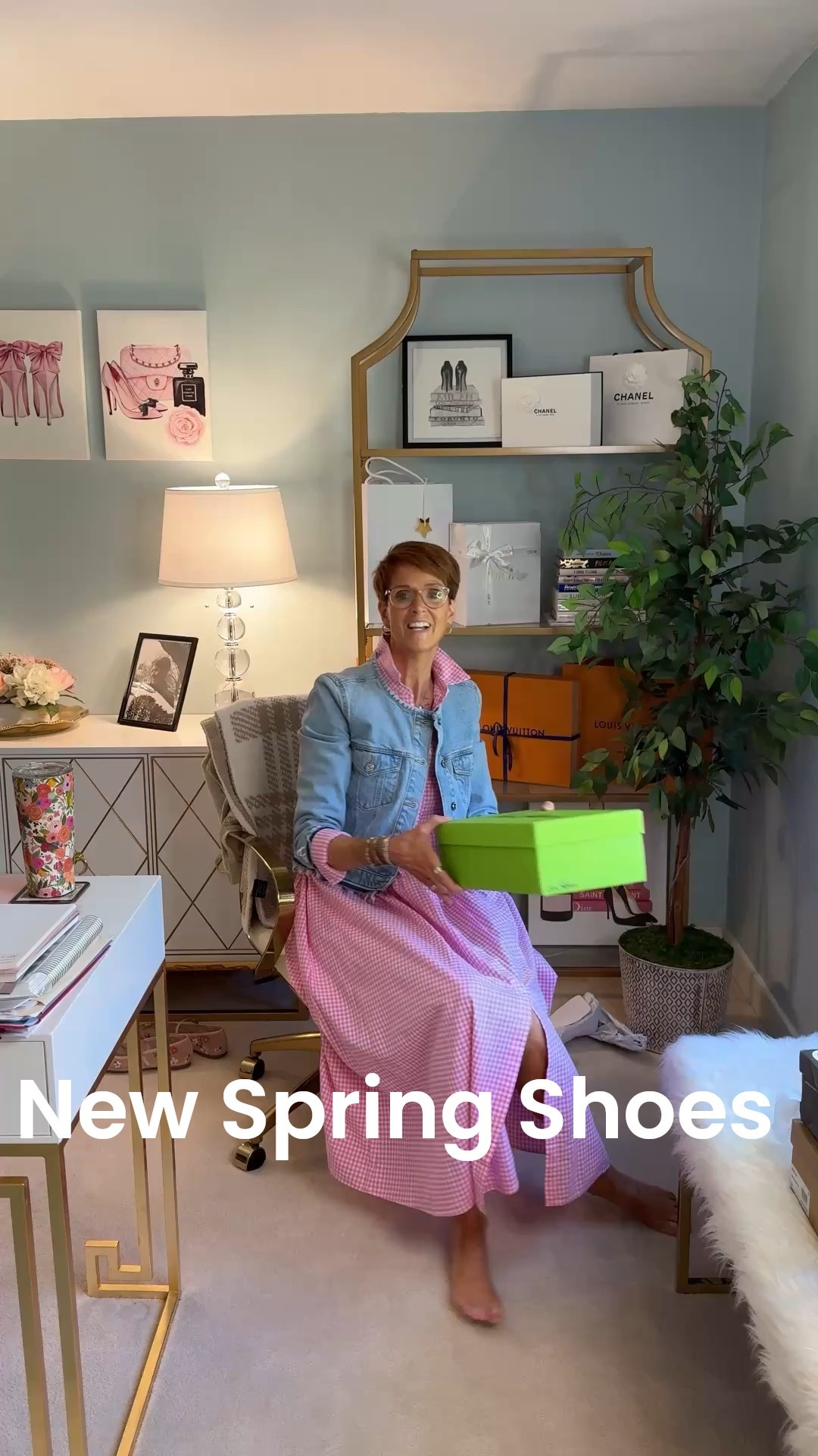 New Spring shoes try on

👡 Sam Edelman – Brown Slides
This look is from MACY’S. Remember, the best place to see all things MACY’s is in my MACY’S storefront, linked in my Instagram bio. 

The wear-with-anything slide sandal we all need.
 Tried these classic brown Sam Edelman slides—easy, timeless, comfy. Are they a must?
 Save + shop now. Keep or return?

#LTKOver40 #LTKShoeCrush #LTKStyleTip