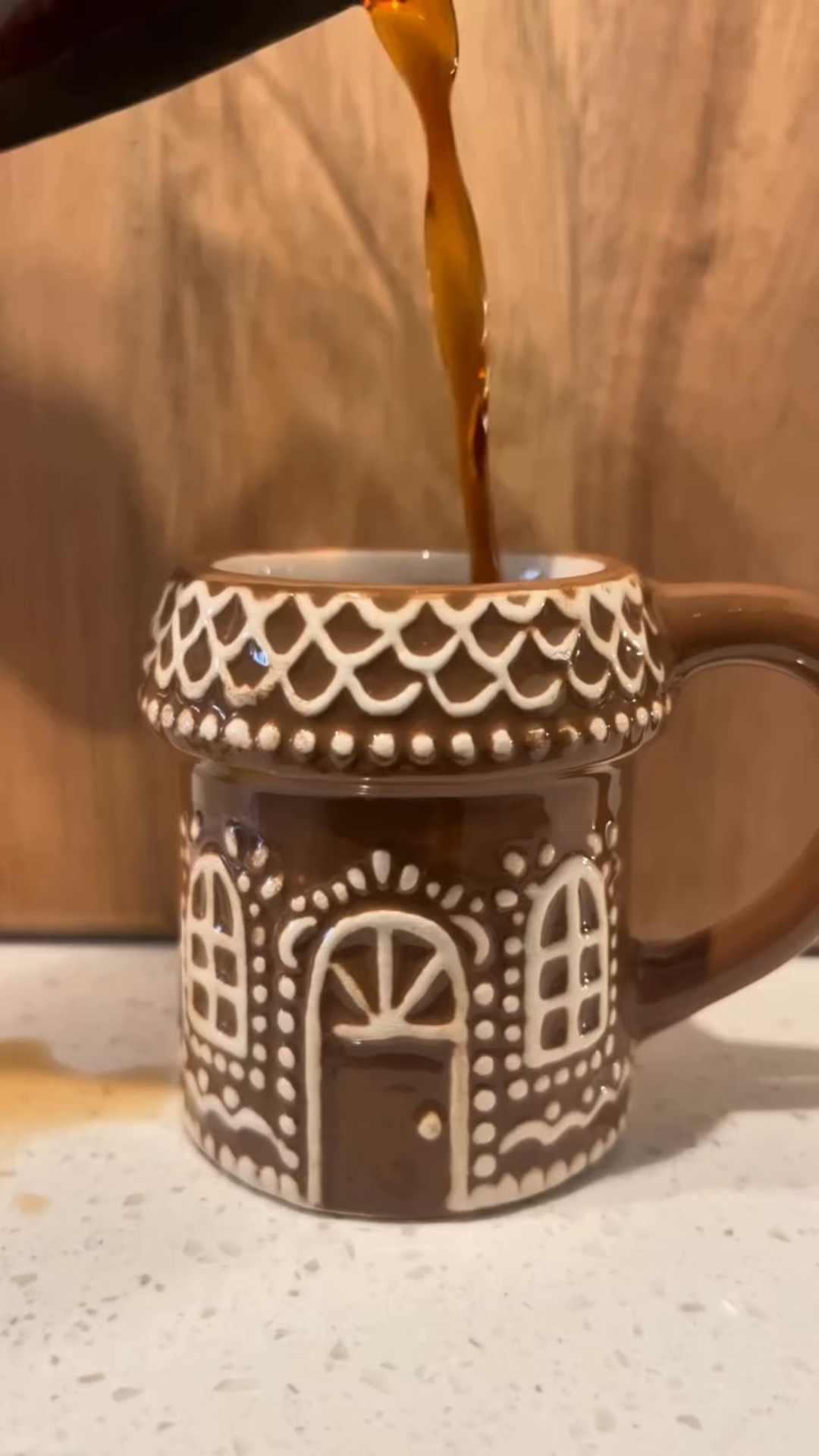 cozy gingerbread pour… and then the tiniest mug reveal 😭✨
my whole december chaos wrapped in one moment 🎄

#minimug #tinyreveal #gingerbreadlatte #satisfyingpour #holidaycoffee #christmaseason #homecafe #coffeecorner
#coffeereels #festivedrinks #aestheticreel #cozyseason #holidayvibes #coffeerecipe