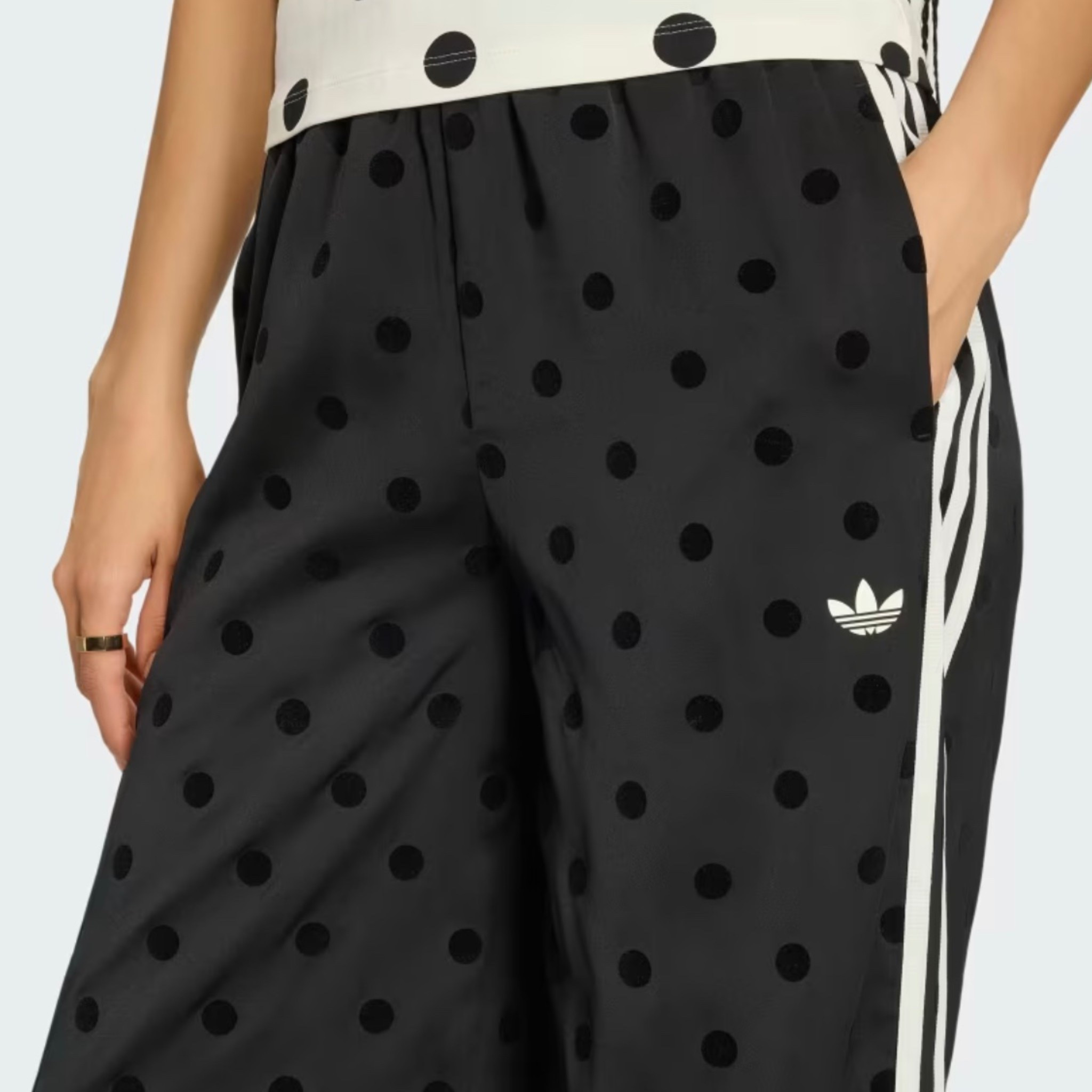 Adidas satin polka dot track pant 

#adidas
#polkadots
#gymoutfit
#casualoutfit
#workout

#LTKActive