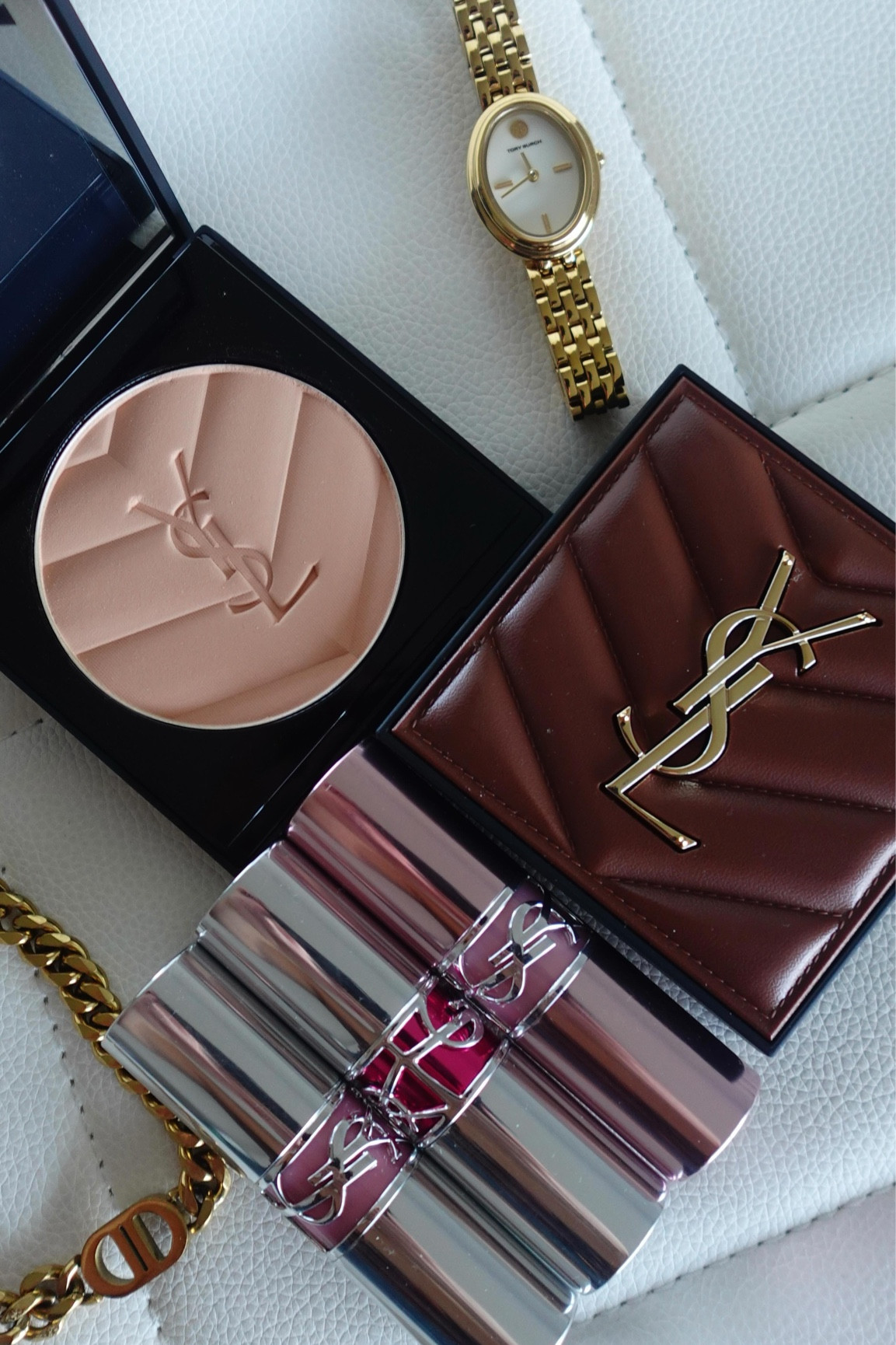 wait this @yslbeauty All Hours Hyper Bronze EAT$$$ 😩

this lasted me all day and the natural sunkissed glow is just ugh chefs kiss for fall 🤌🏼

it also has hyaluronic acid and niacinanide?! 💧

Just take my money. 

I been trying so hard to heal my skin from a really bad purge couple months ago and I’m being so careful with my makeup. I try not to wear makeup as much, but when I do I prefer it to be skin loving with noncomedogenic ingredients, skincare actives, and fragrance free! 🙂‍↔️

available now at your local @nordstrom ✨ (I also linked it already on my bio under Shop Nordstrom😏)

 or comment “YSL” and I’ll dm you the link myself! 🤍

#nordstromstylist #nordstromxyslbeauty 

#fallmakeup #makeuproutine #makeuptrends #yslbeauty #makeupinspo #contourtips #makeuptutorial #makeupinfluencer