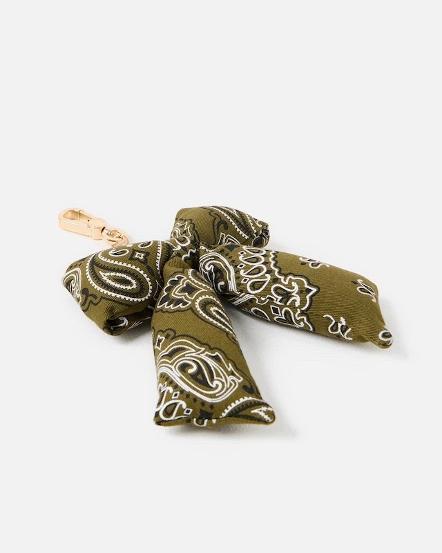 Puffy heart bandanna bag charm

#LTKautumn #LTKmidsize #LTKover50style